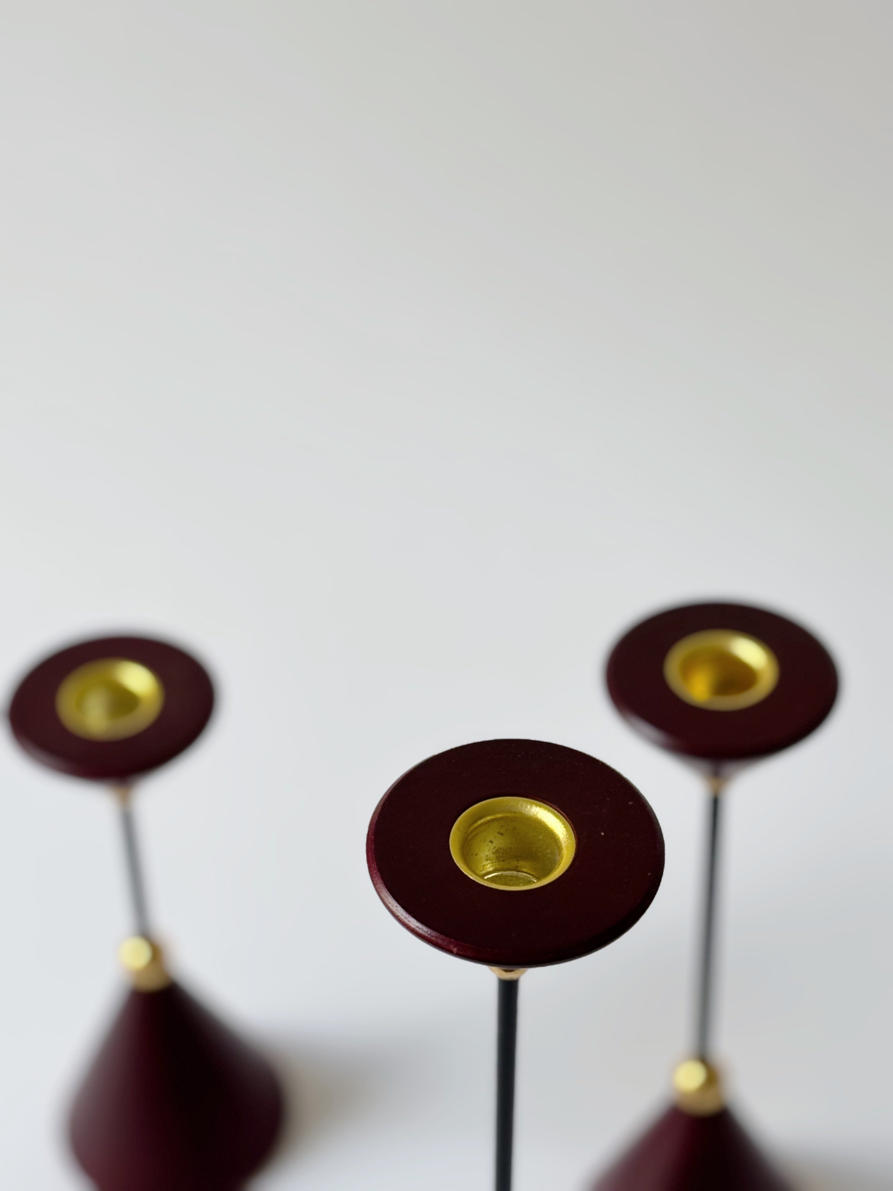 Ensemble de bougeoirs postmodernes en bois et métal