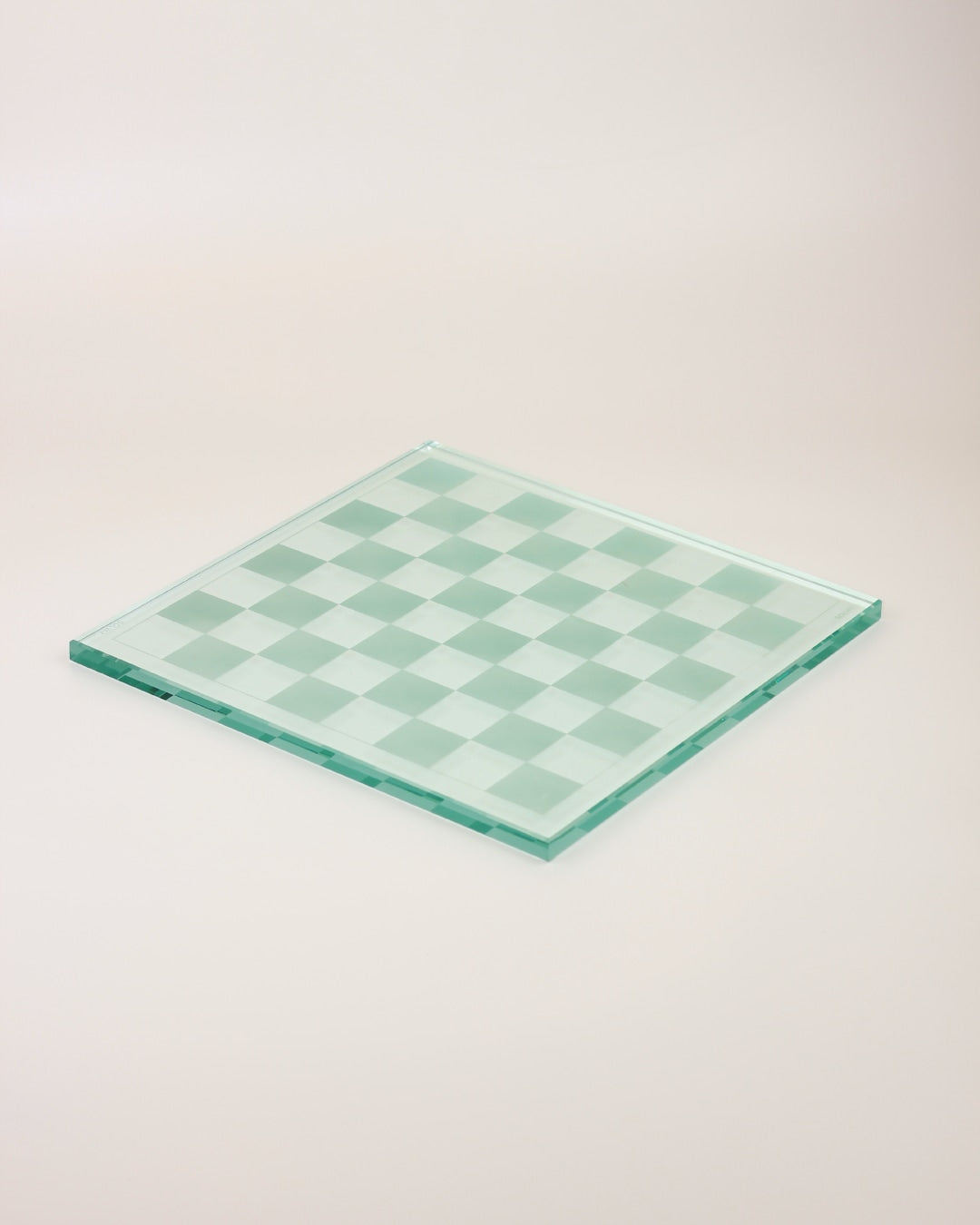 Ajedrez Minimalista — back view of glass chessboard on neutral background