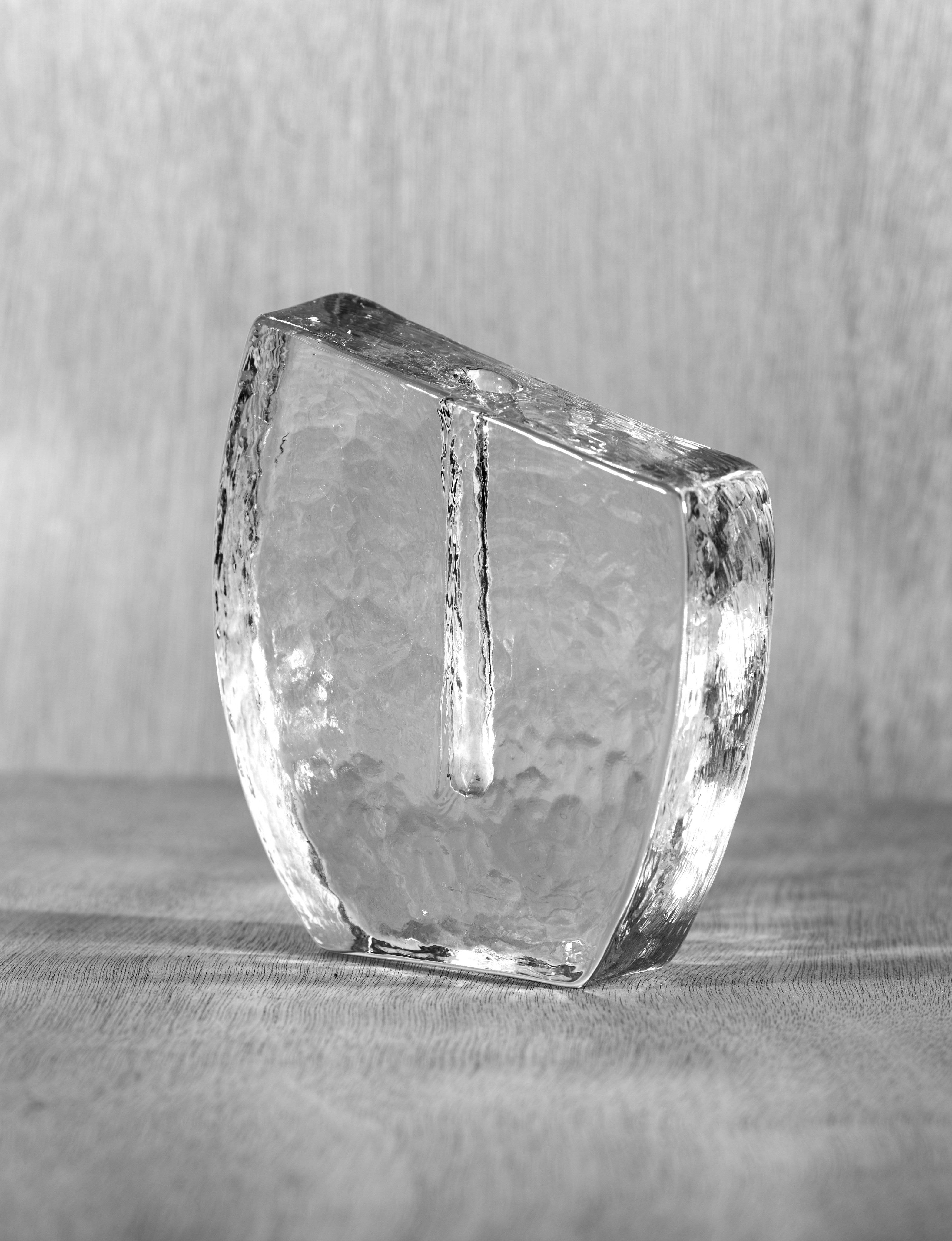 Vintage unifleur / stem vase in European glass c. 1960-70 — detail view