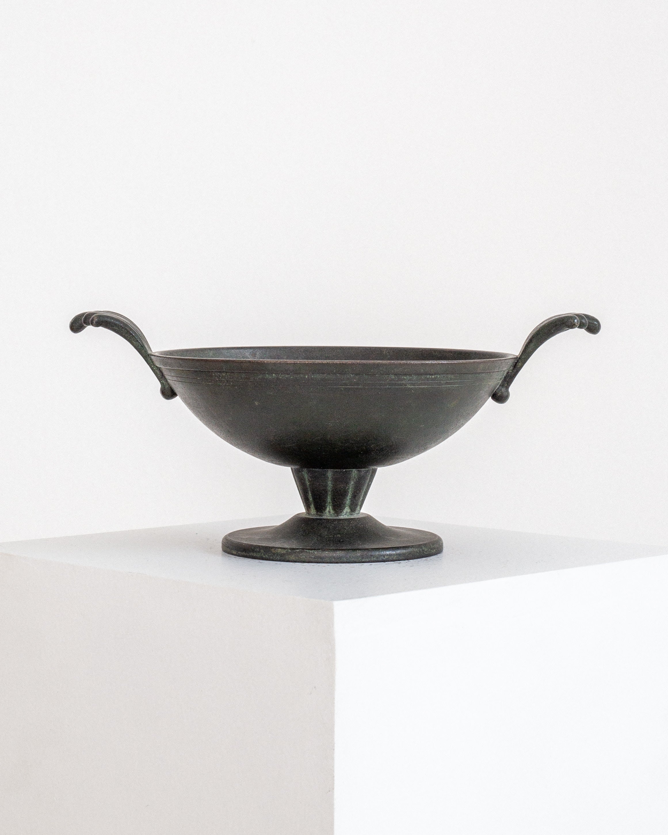 Coupe sur piédestal en bronze Art Déco par Ystad Metall, Suède années 1930