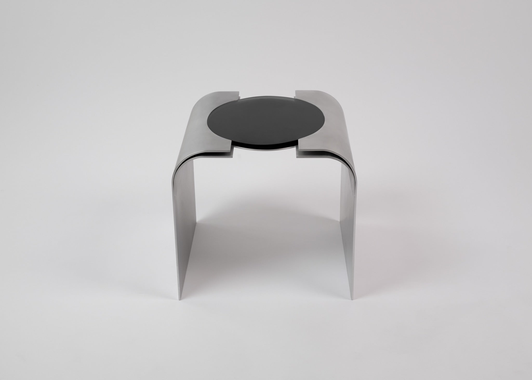 Side Table "Still Gaze" | Aluminium & Glass — front view with circular glass top