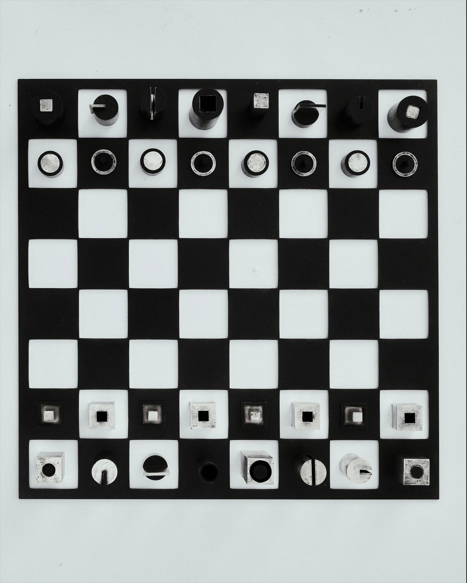 Echiquier “Verso” - Precious Chess Set made of patinated and white Bronze — detail view