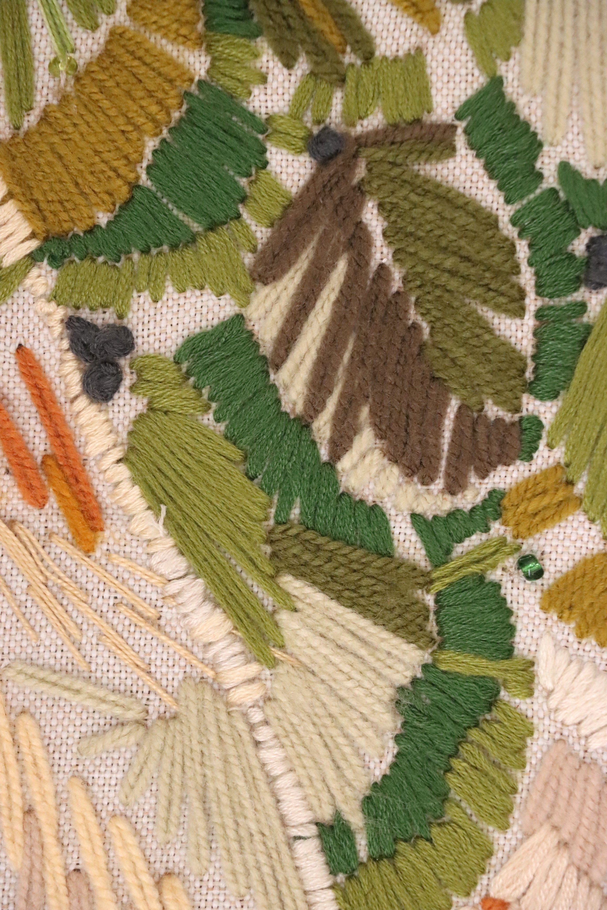 SIMORGH II – Noyer massif avec rembourrage brodé à la main – Sculptural