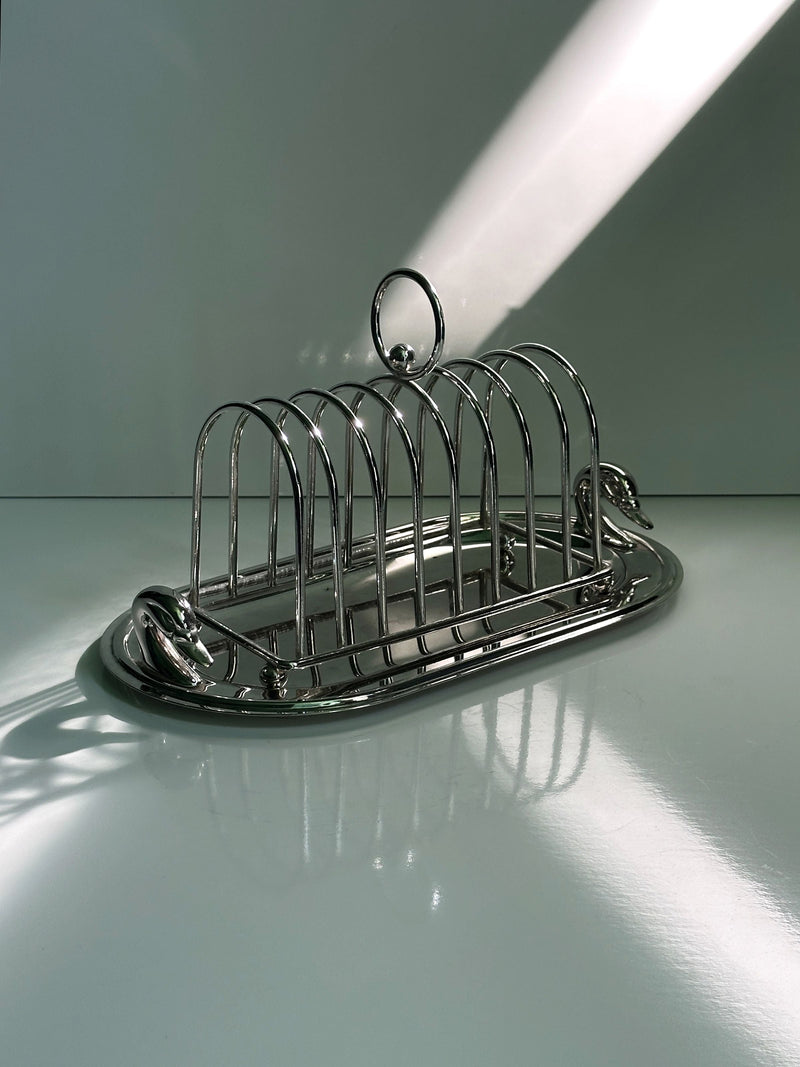 Chrome-plated toast rack with carrying handles on oval tray
