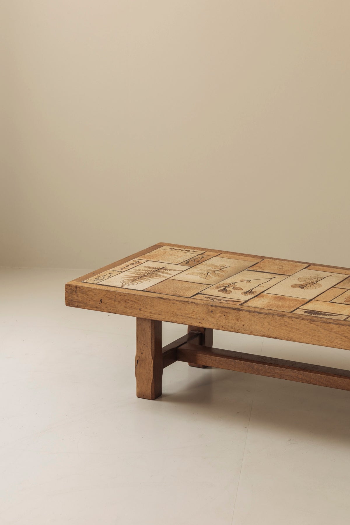 Coffee Table in Oak and Ceramic Sandstone Tiles by Roger Capron, France 1965 — detail view