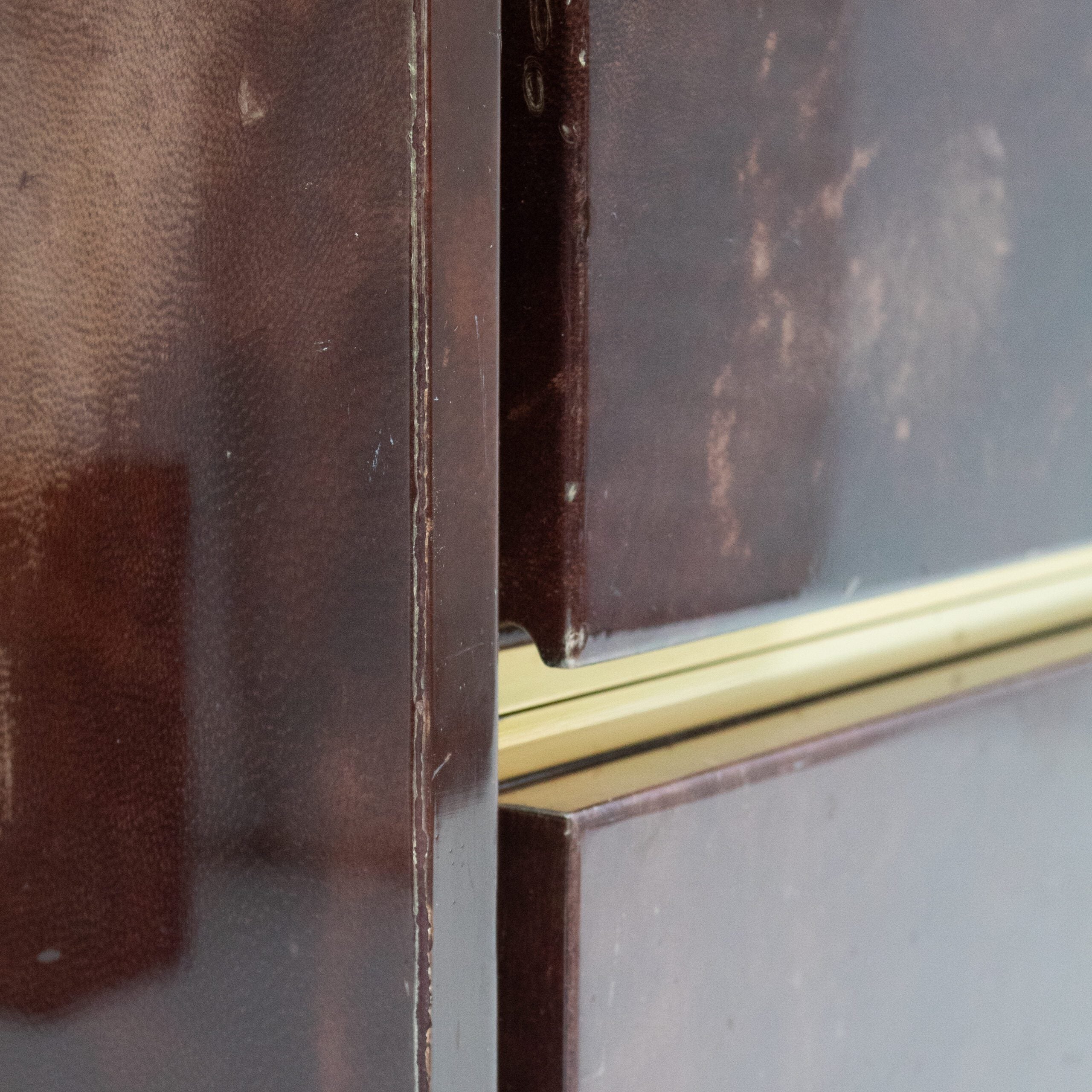 Aldo Tura Cabinet in Brown Lacquer with Brass Details — close-up of cabinet edge and brass detail