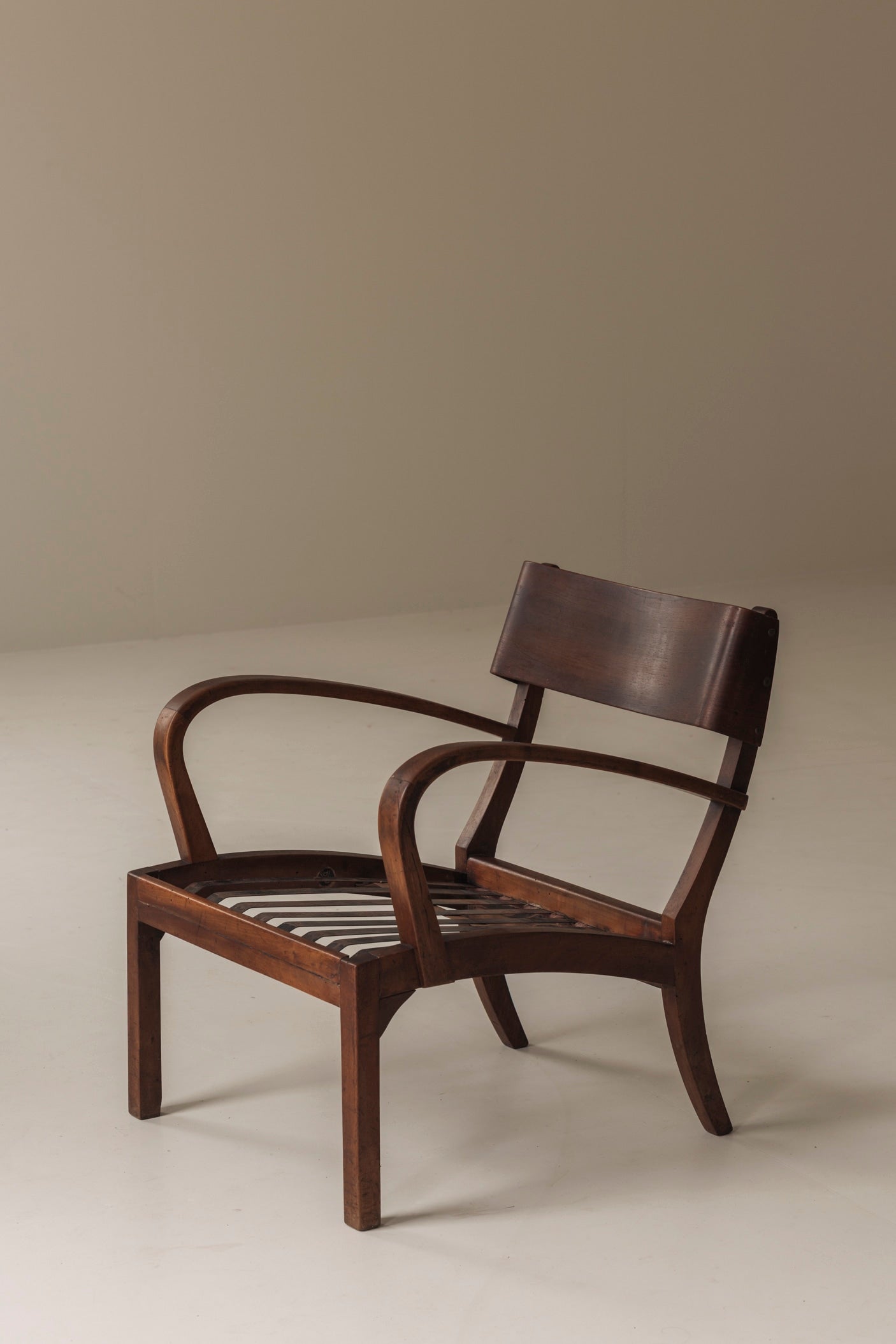 Sculptural pair of Italian easy chairs in walnut from the 1950s. — additional view