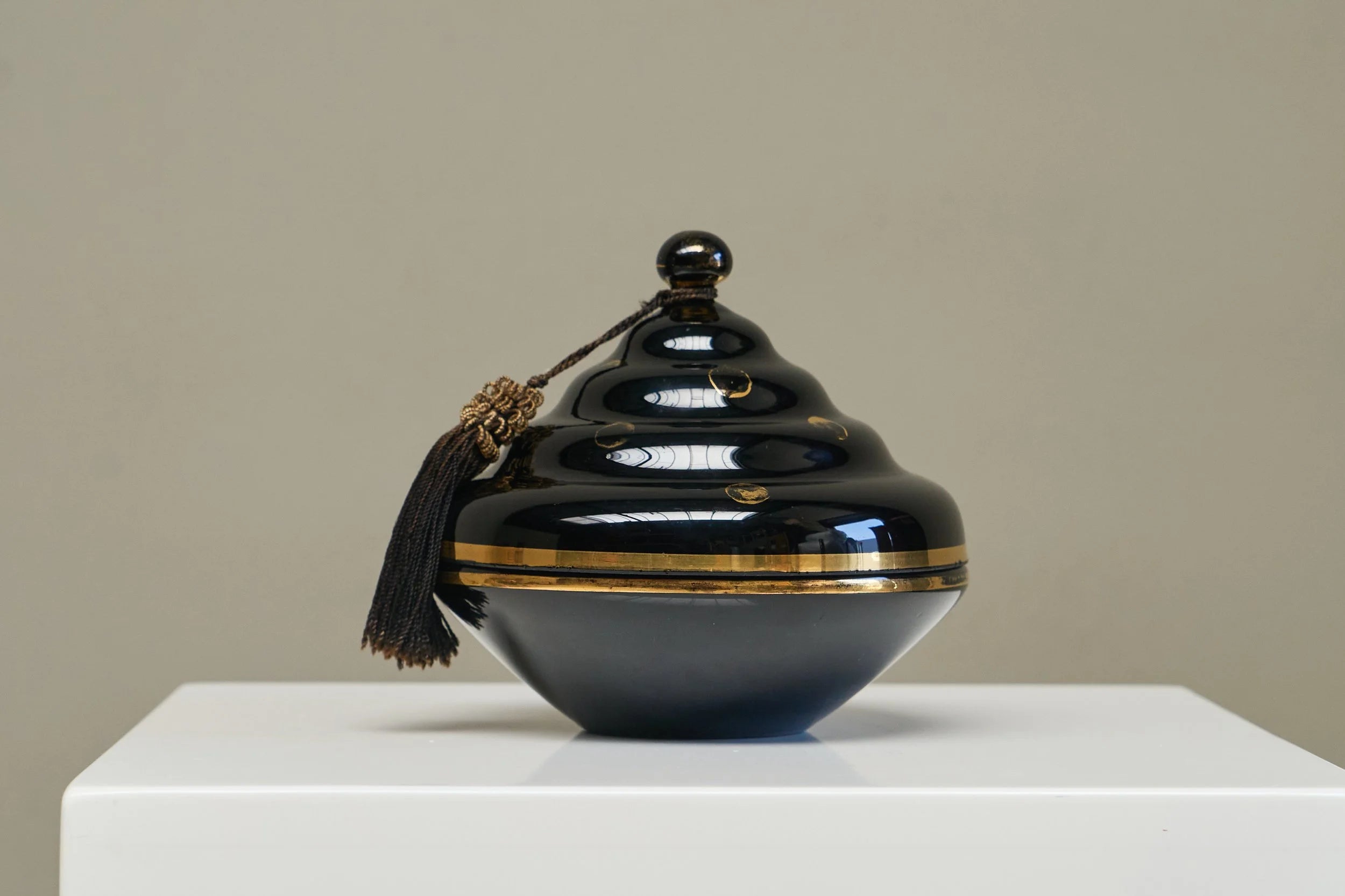 Art Deco Lidded Box with Tassel 'Booms Glass De Rupel' Belgium 1940s — alternate view