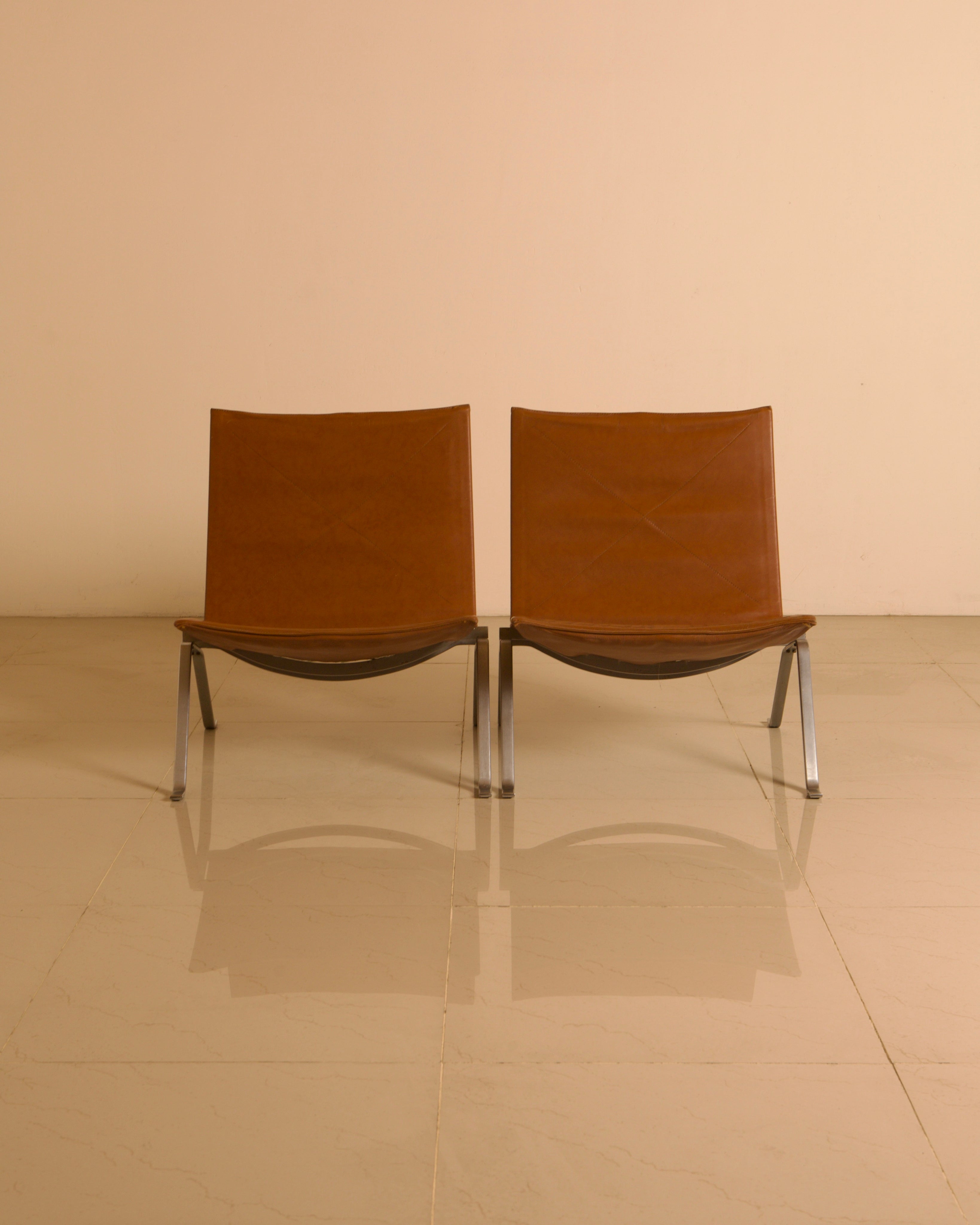 PK22 Cognac Leather Lounge Chair Pair by Poul Kjærholm, E. Kold Christensen, 1960s — lifestyle setting