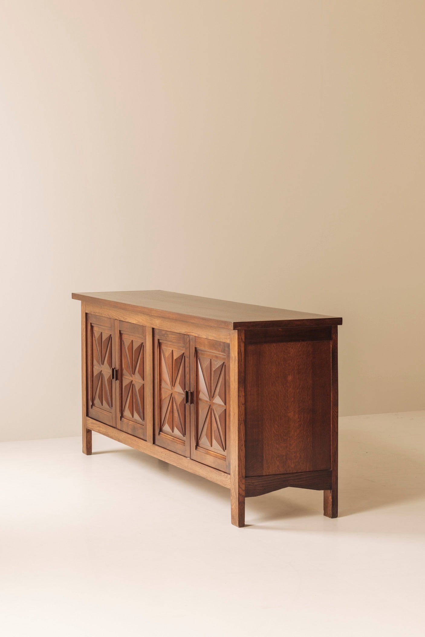 Beautiful Brutalist graphical French sideboard in oak, 1960s — close-up