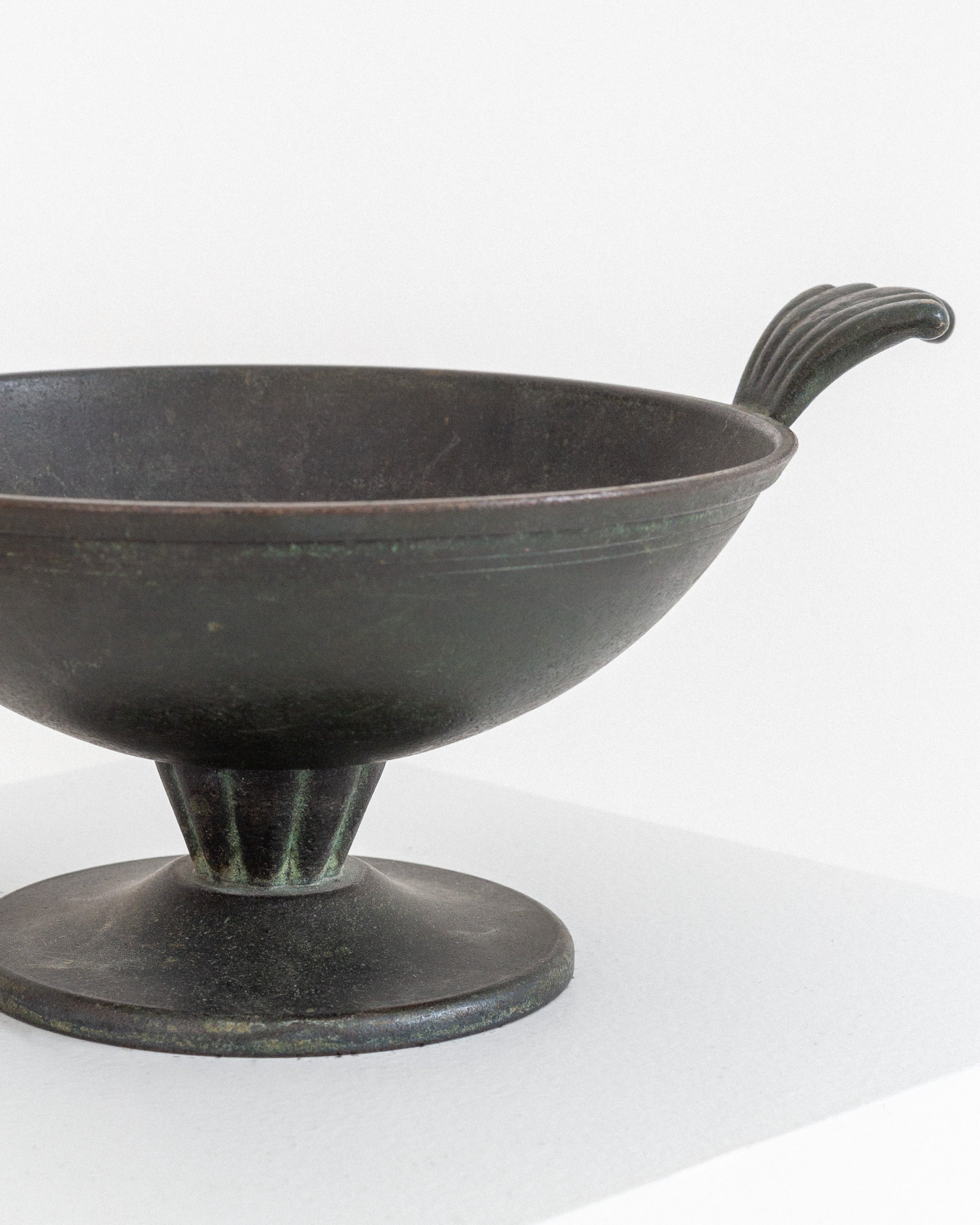 Coupe sur piédestal en bronze Art Déco par Ystad Metall, Suède années 1930