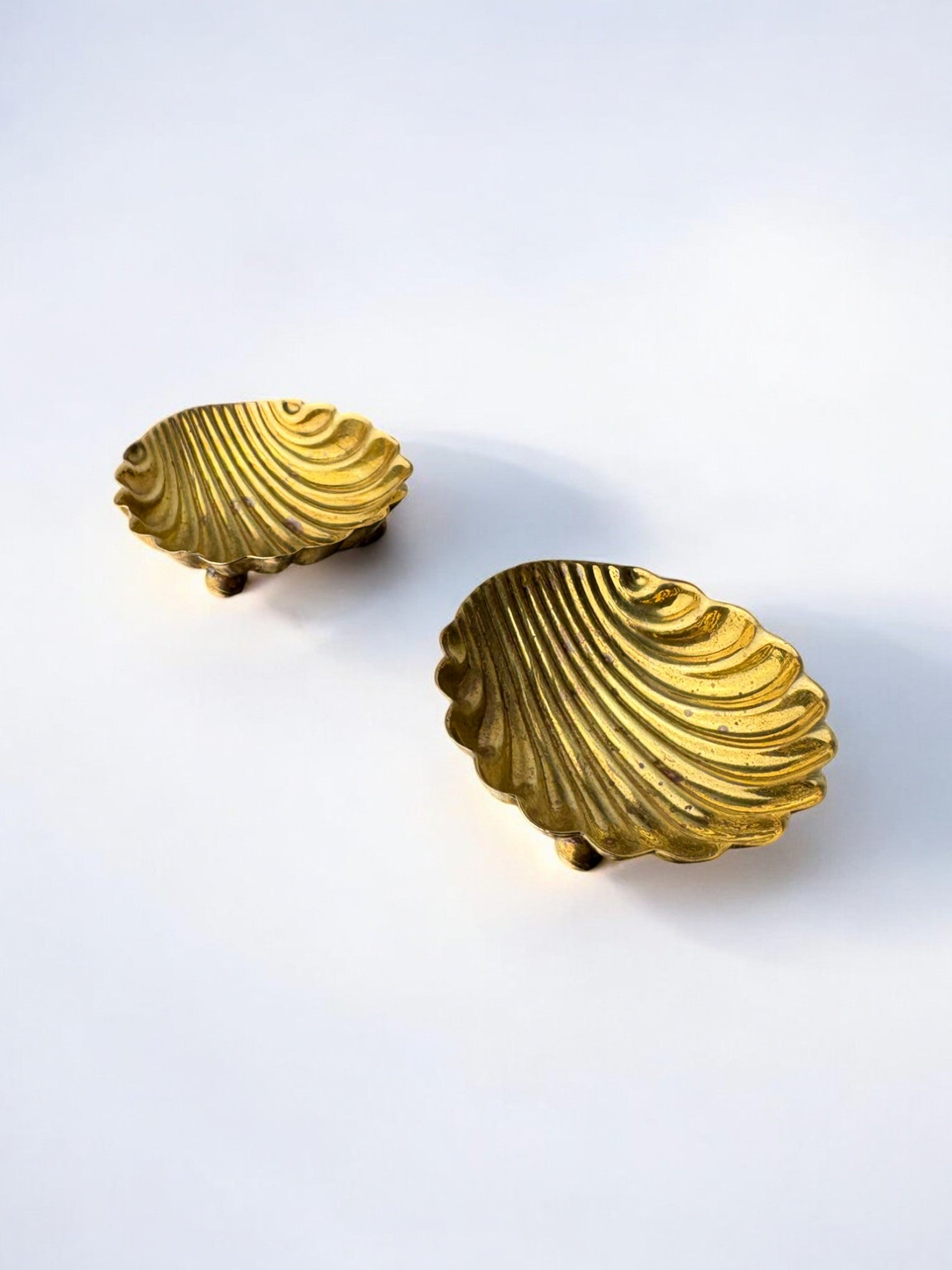 Shell shaped Salt & Pepper in Brass, Italy, 1970's — close-up of textured brass surface