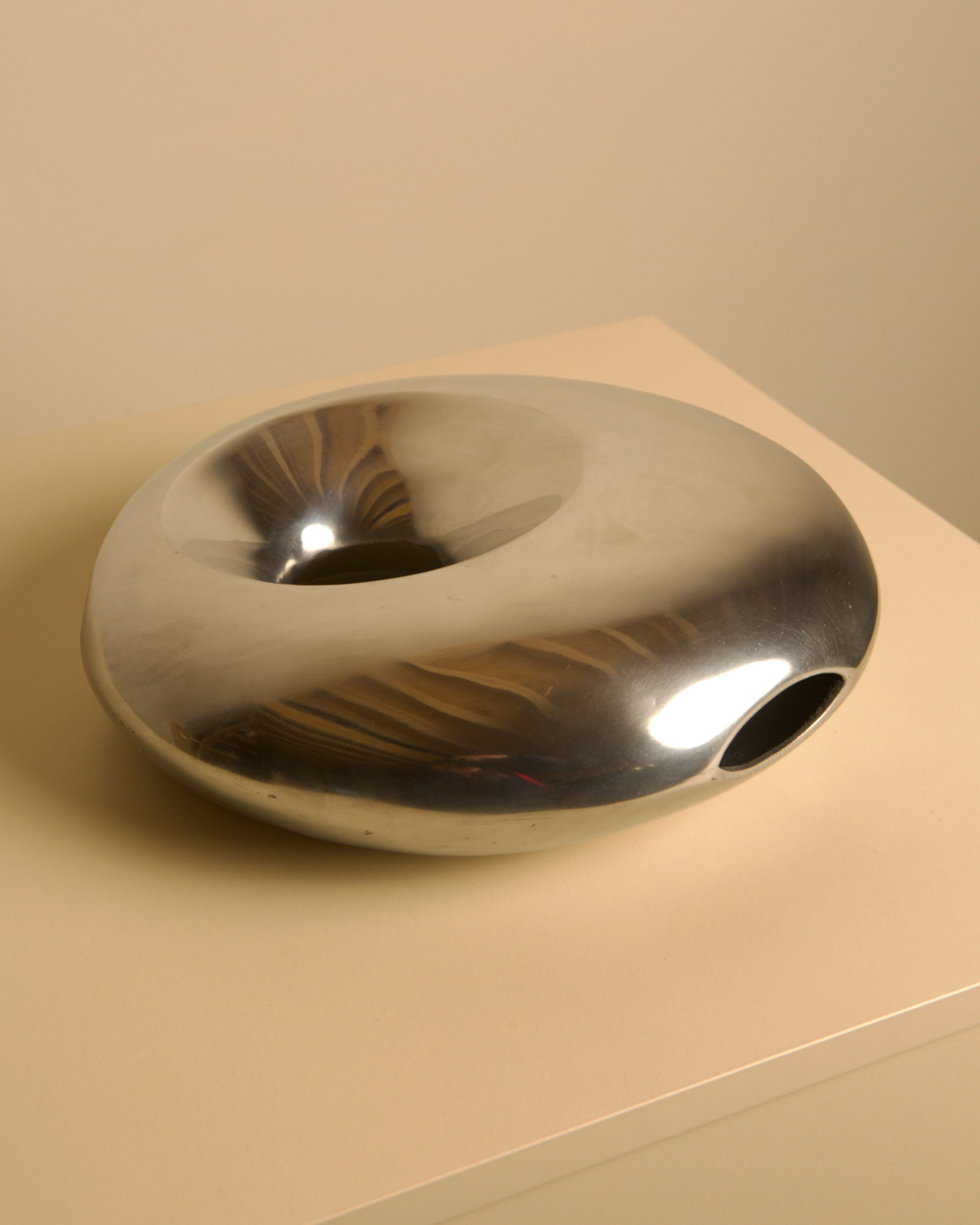 Vase italien "Donut" en aluminium des années 80