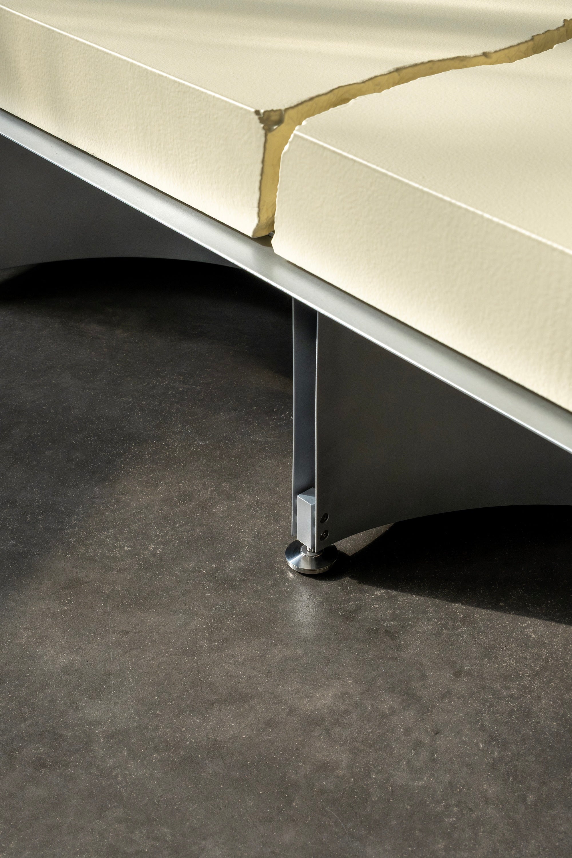 Radius – Aluminium and Foam Daybed — alternate view