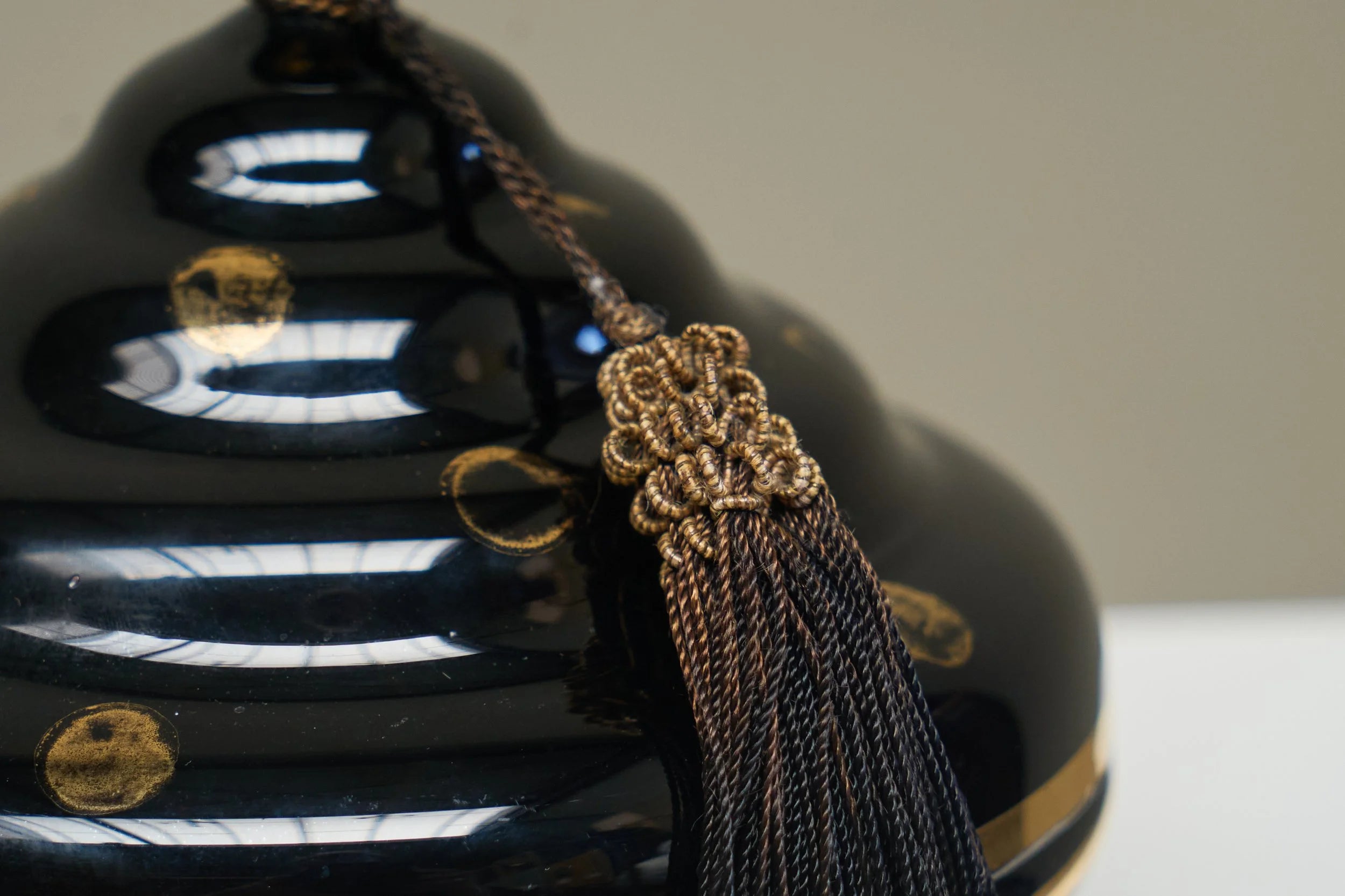 Art Deco Lidded Box with Tassel 'Booms Glass De Rupel' Belgium 1940s — close-up