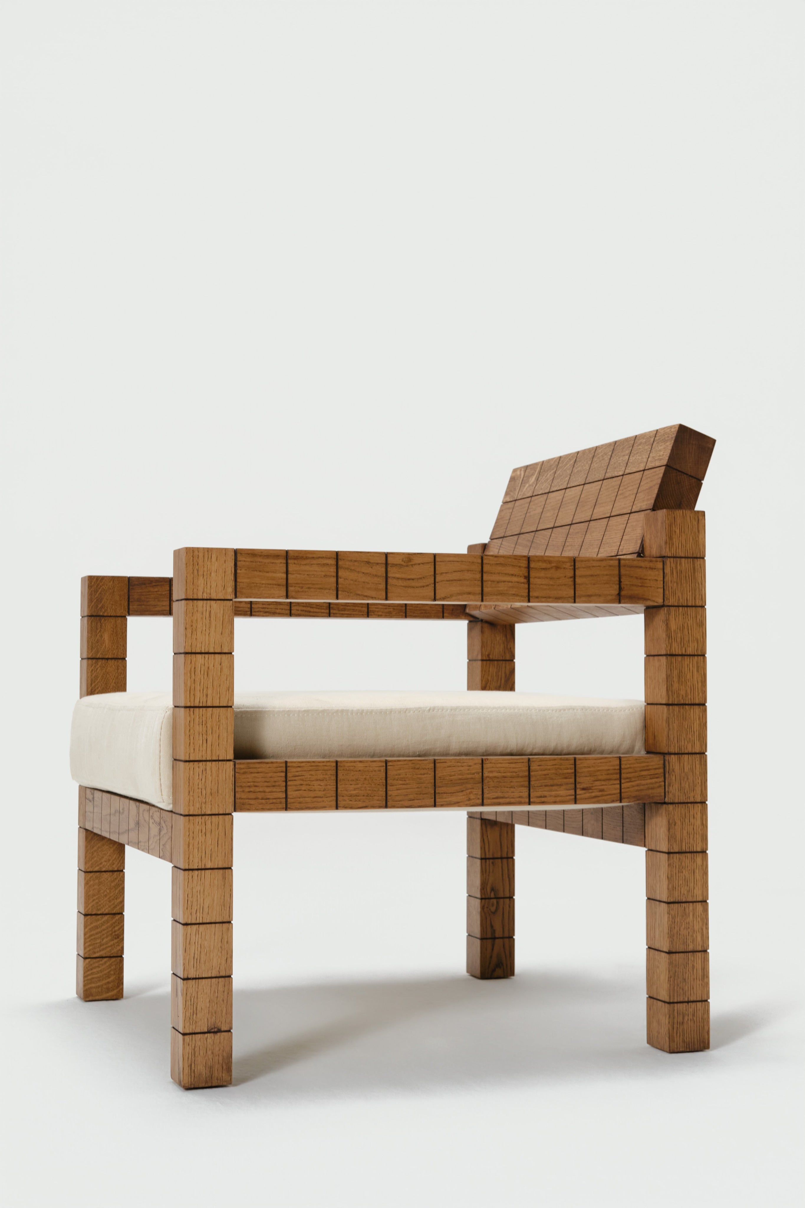 Mosaico Armchair — side view highlighting wooden frame and cushion