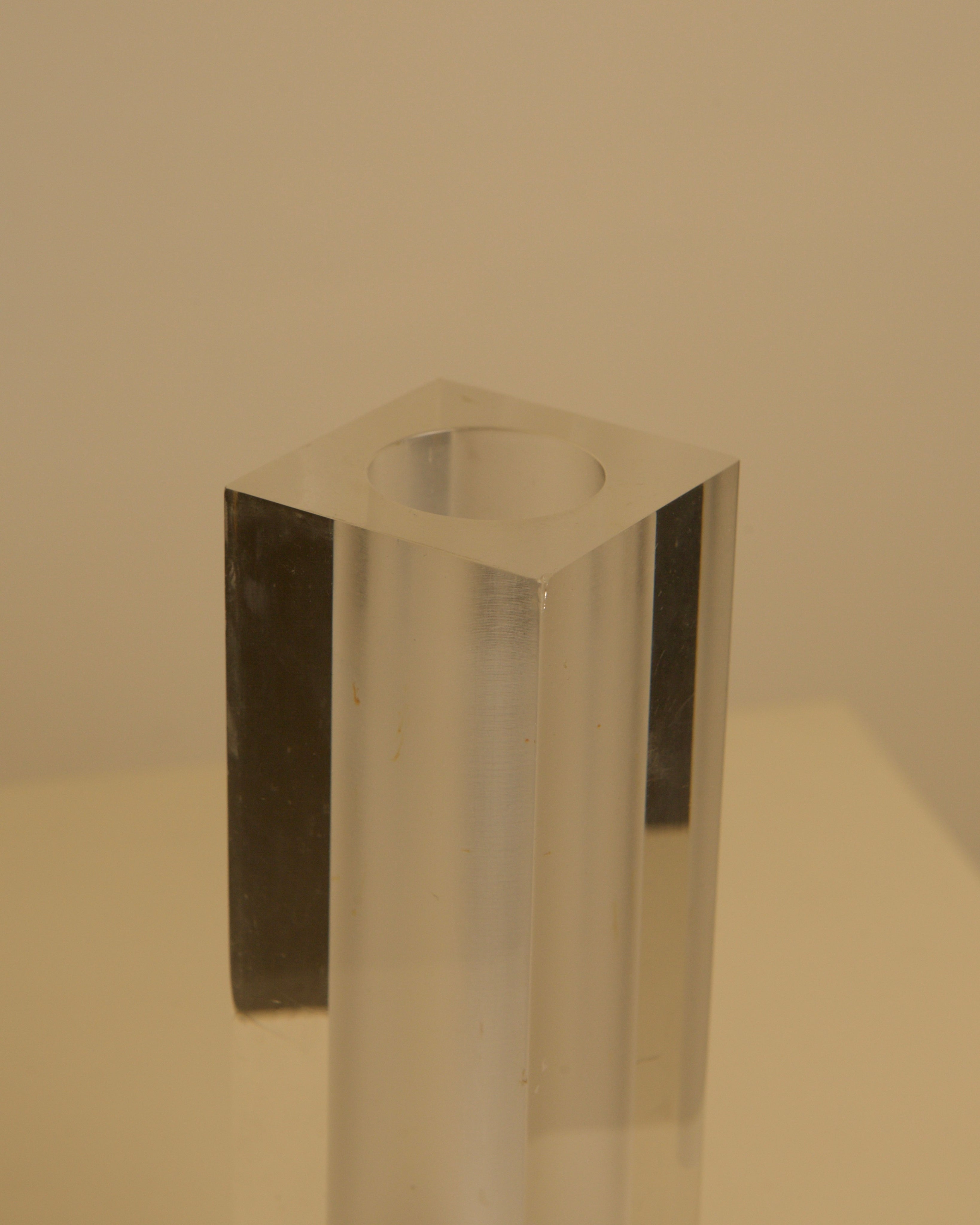 Plexiglass Vase by Luigi Massoni for Guzzini 70's — side angle showing clear acrylic material