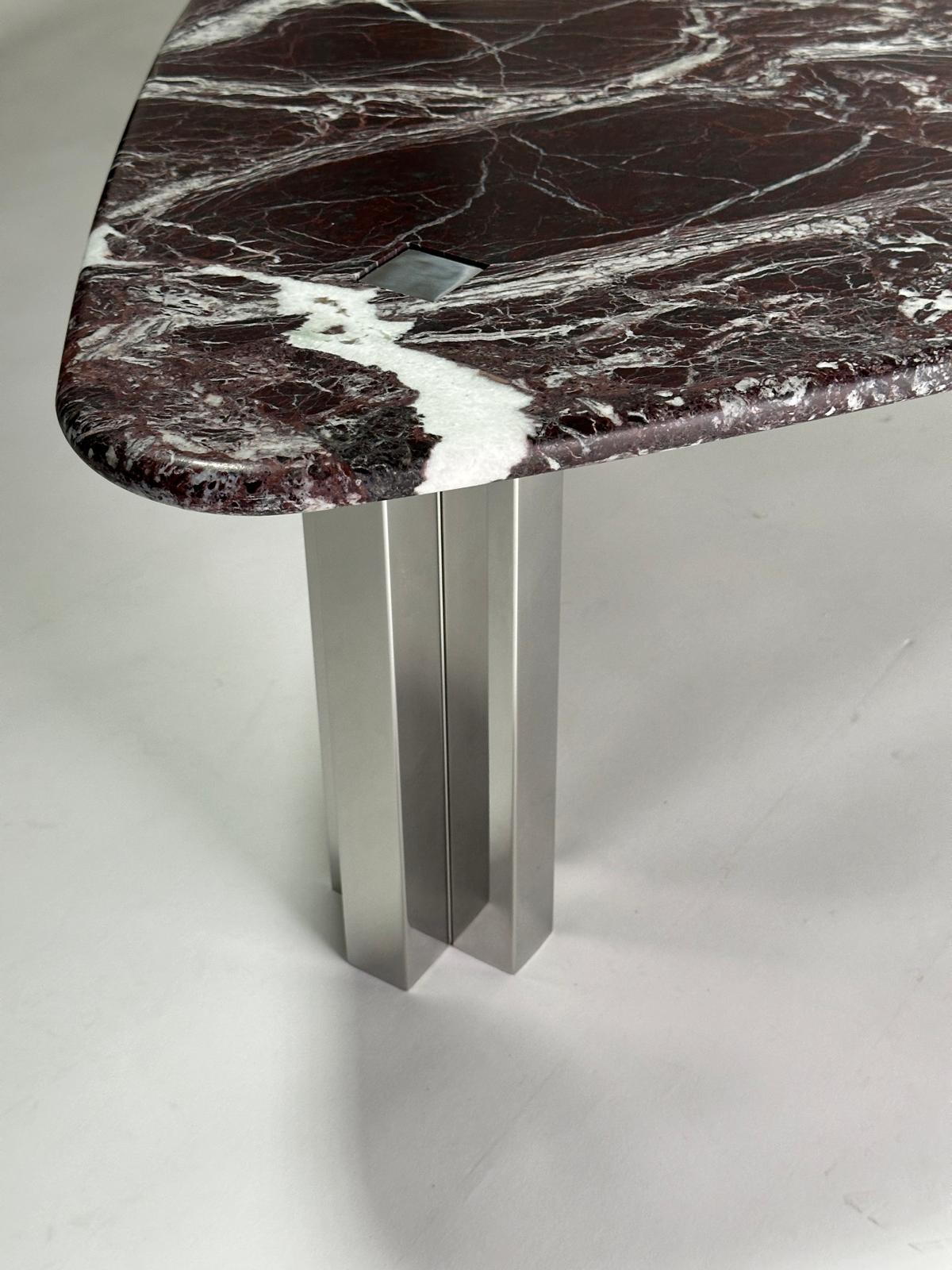 Tripodal table — lifestyle setting