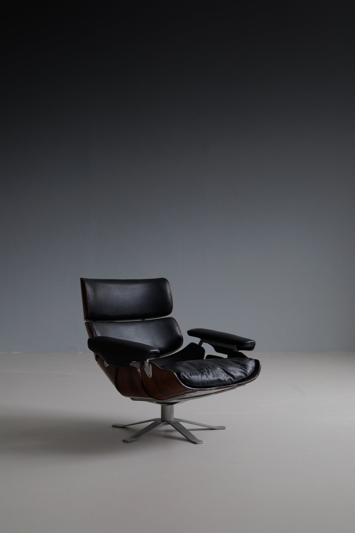 A Very Rare Lounge Chair by Carlo Hauner — close-up