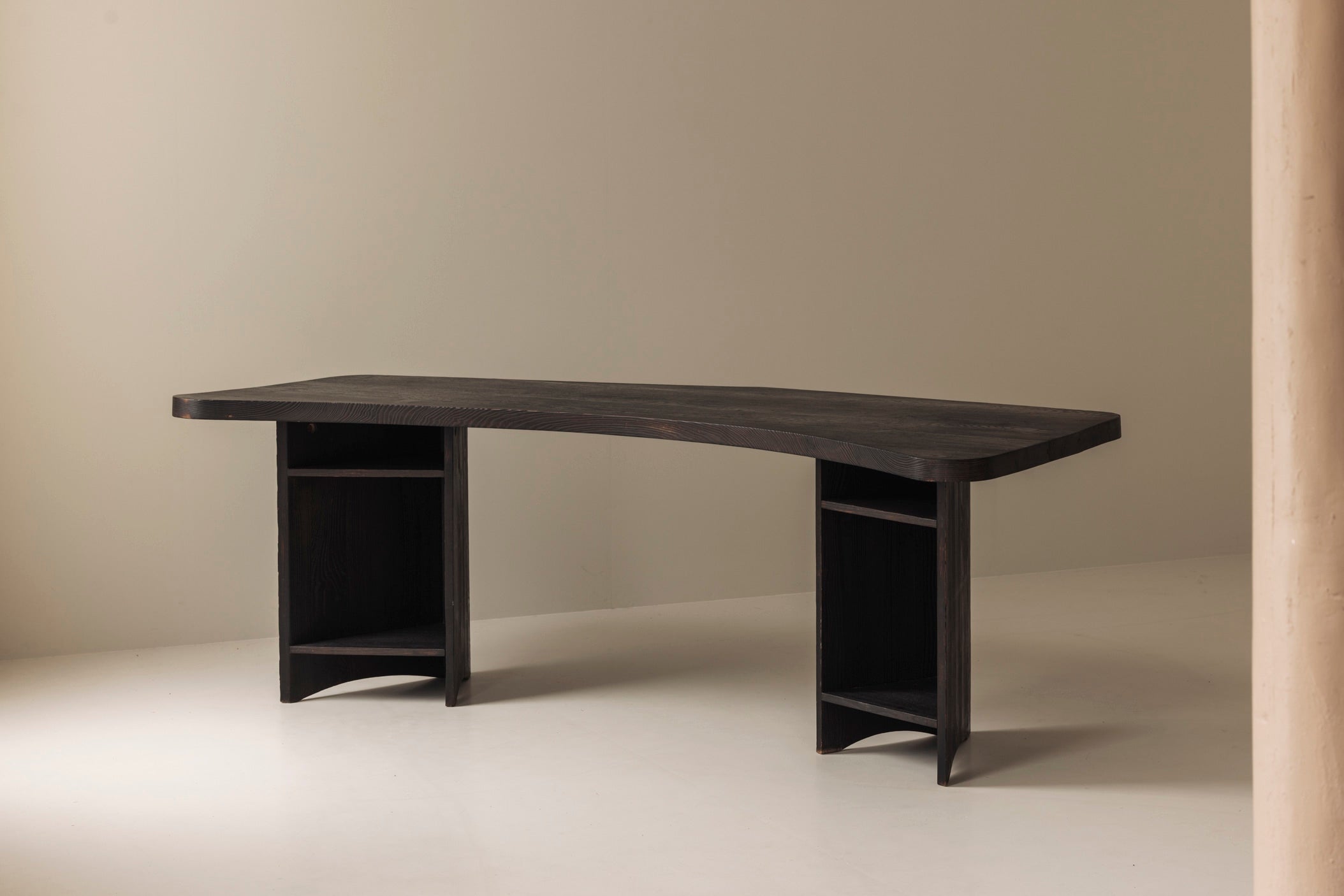 Important sculptural boomerang desk 1950s, Perriand and Jeanneret era. — detail view