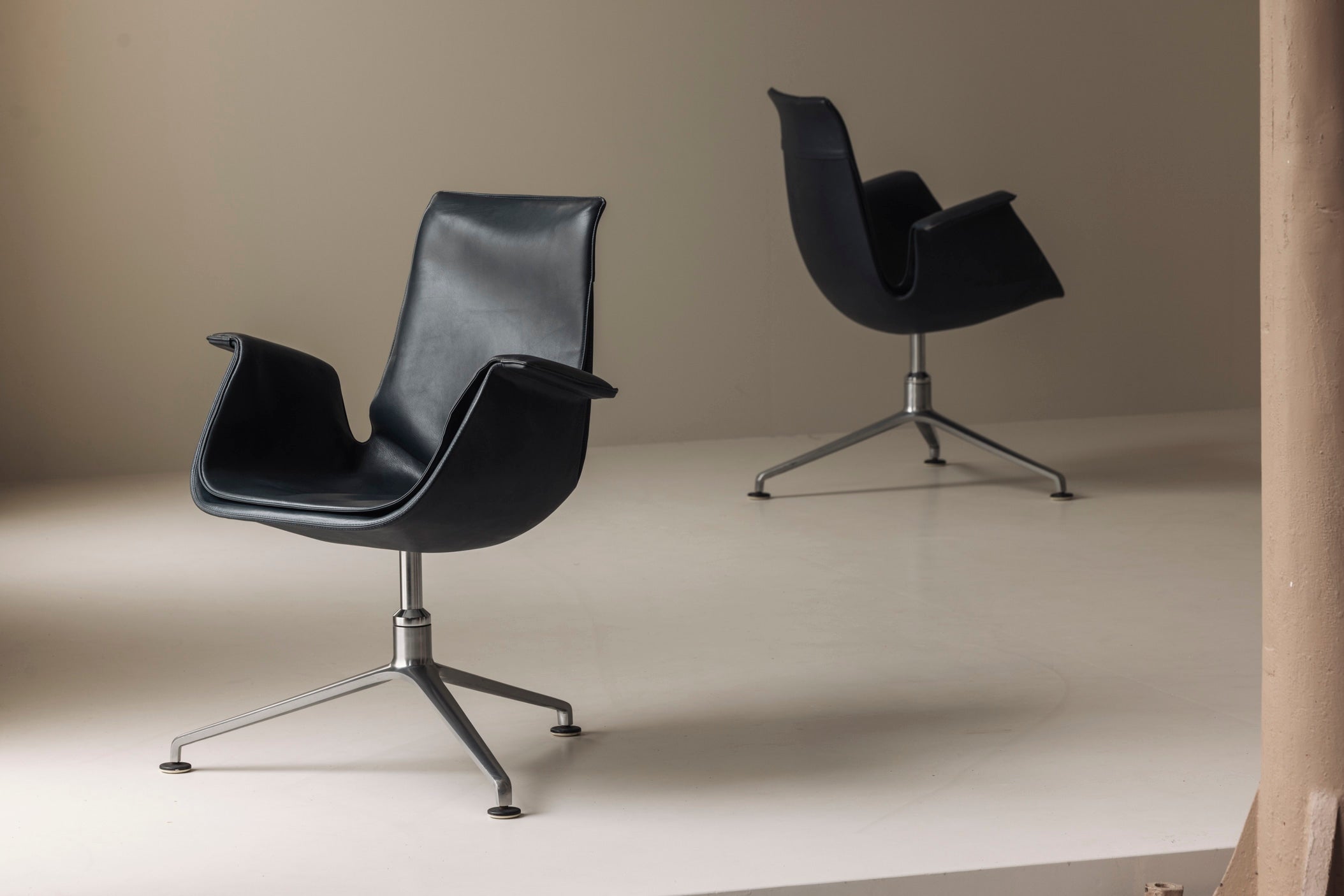 Set of two Bird Low Tulip Chairs by Fabricius & Kastholm, 1960s — detail view