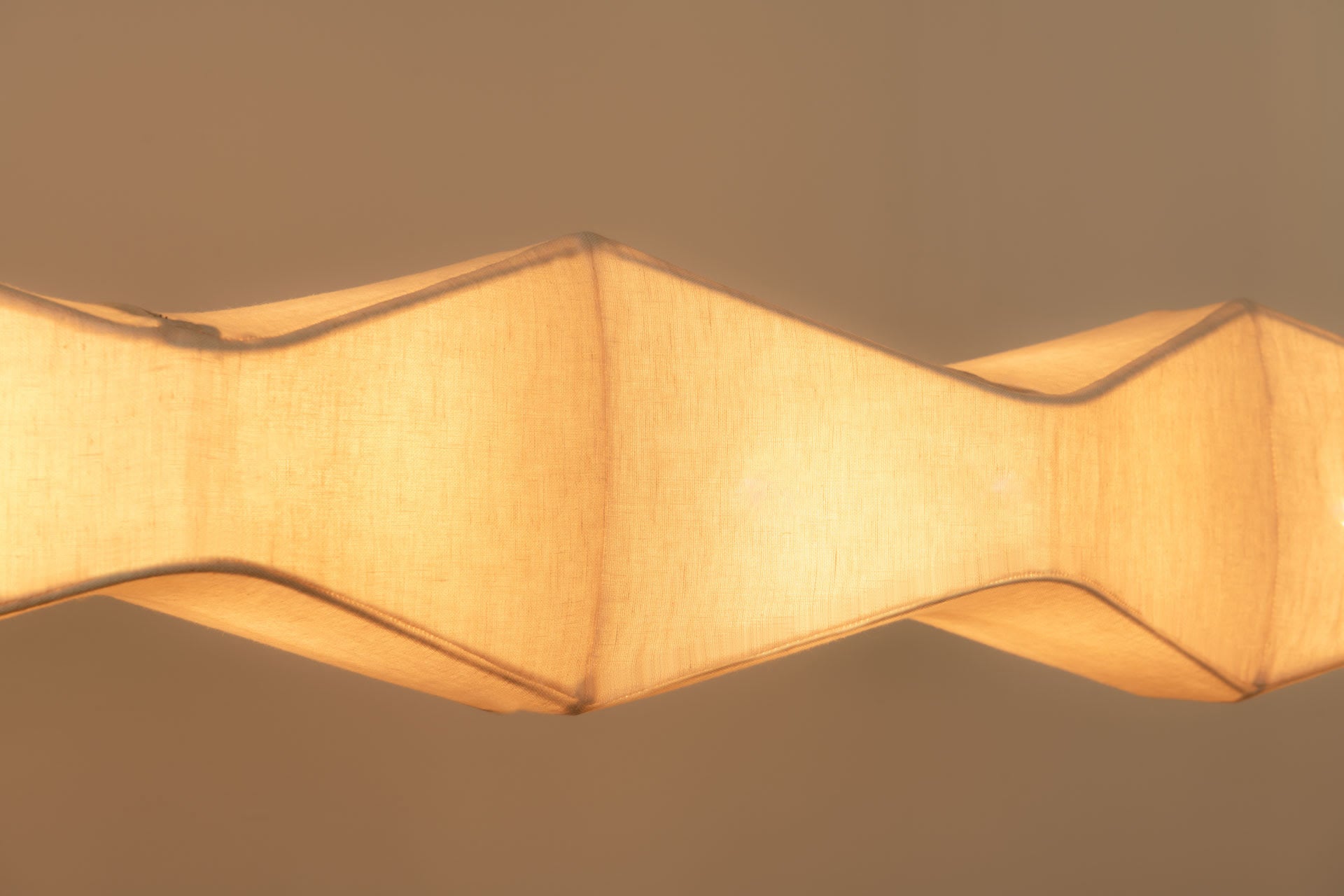 "Arête" Pendant Horizontal Line — side angle