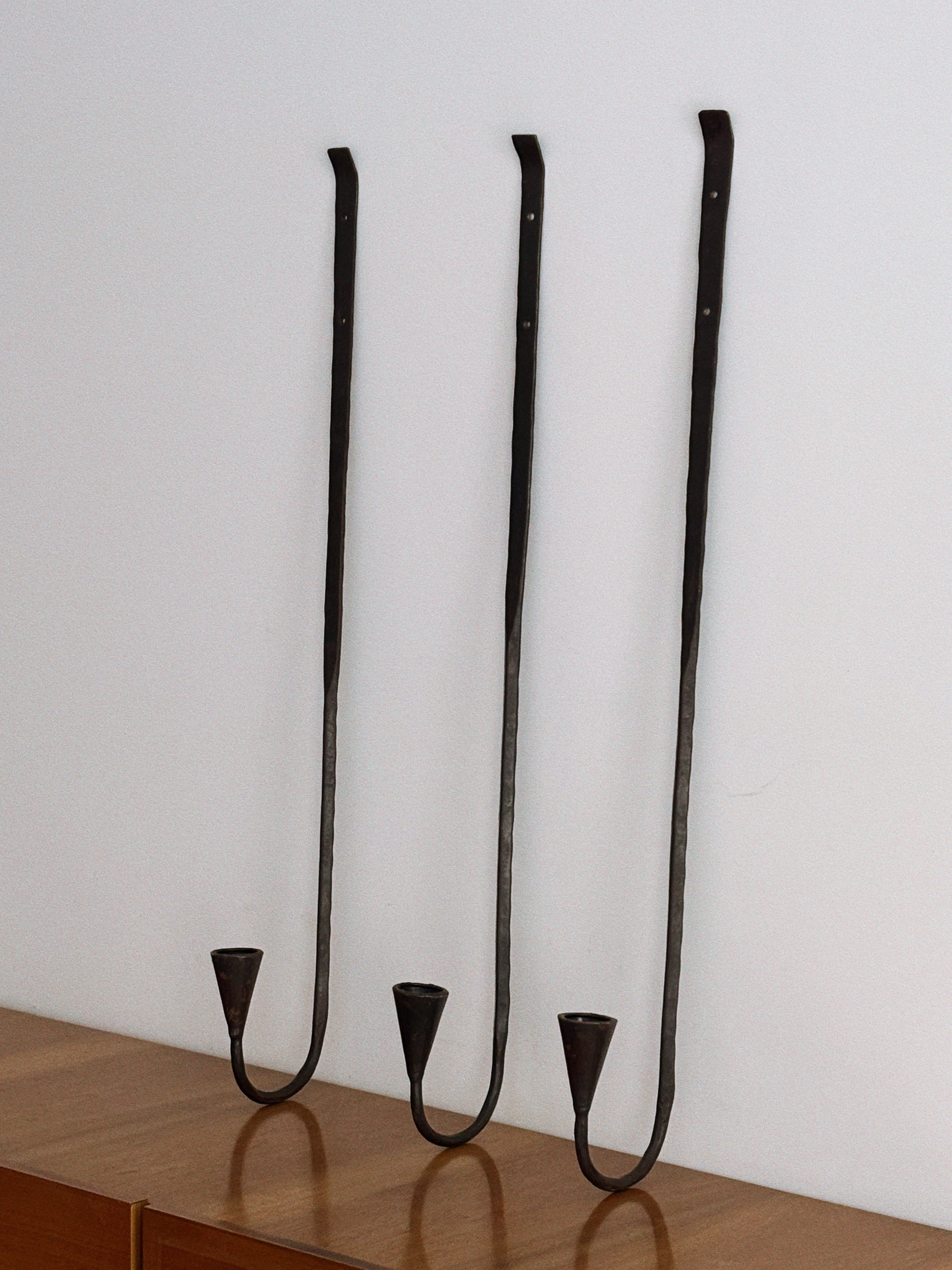 Ensemble de 3 grands bougeoirs muraux en fer forgé danois, vers la fin des années 1990