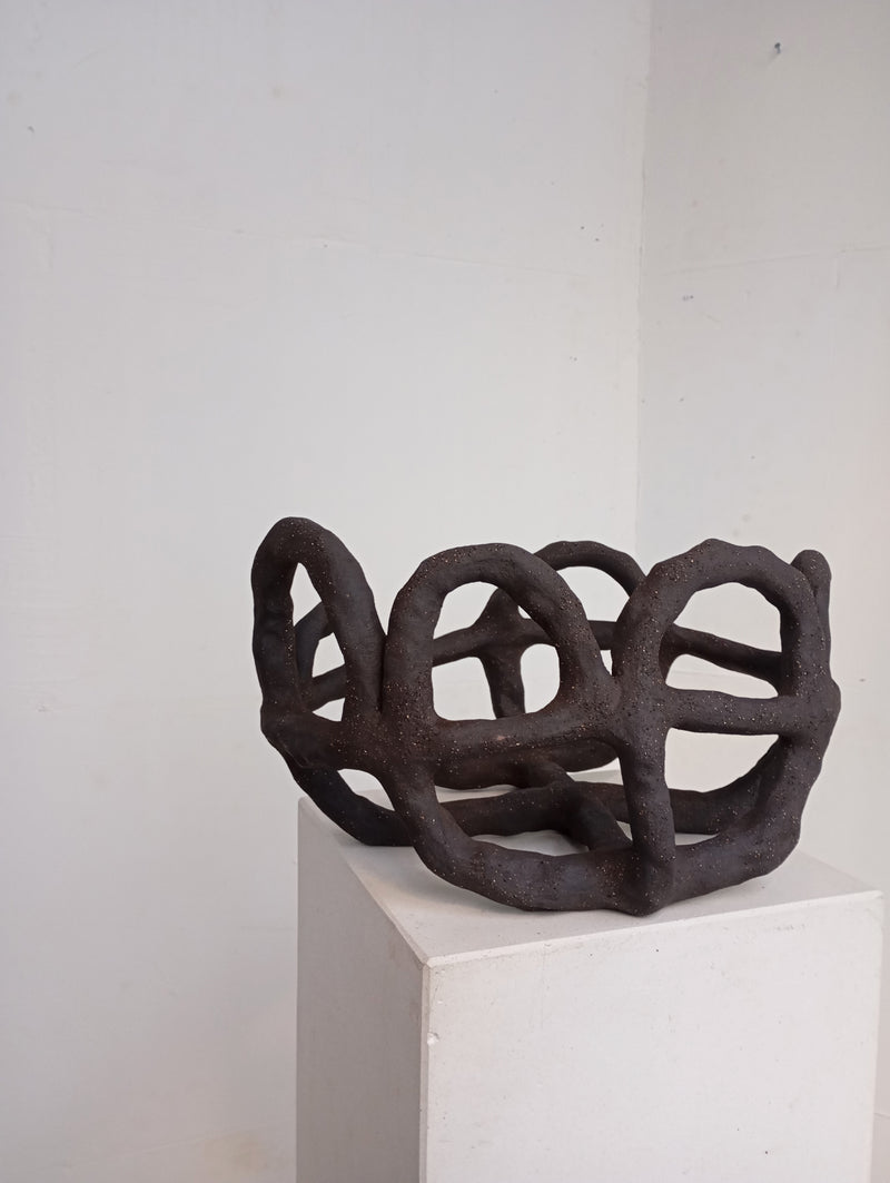 Corbeille 8' — close-up of dark ceramic texture on pedestal