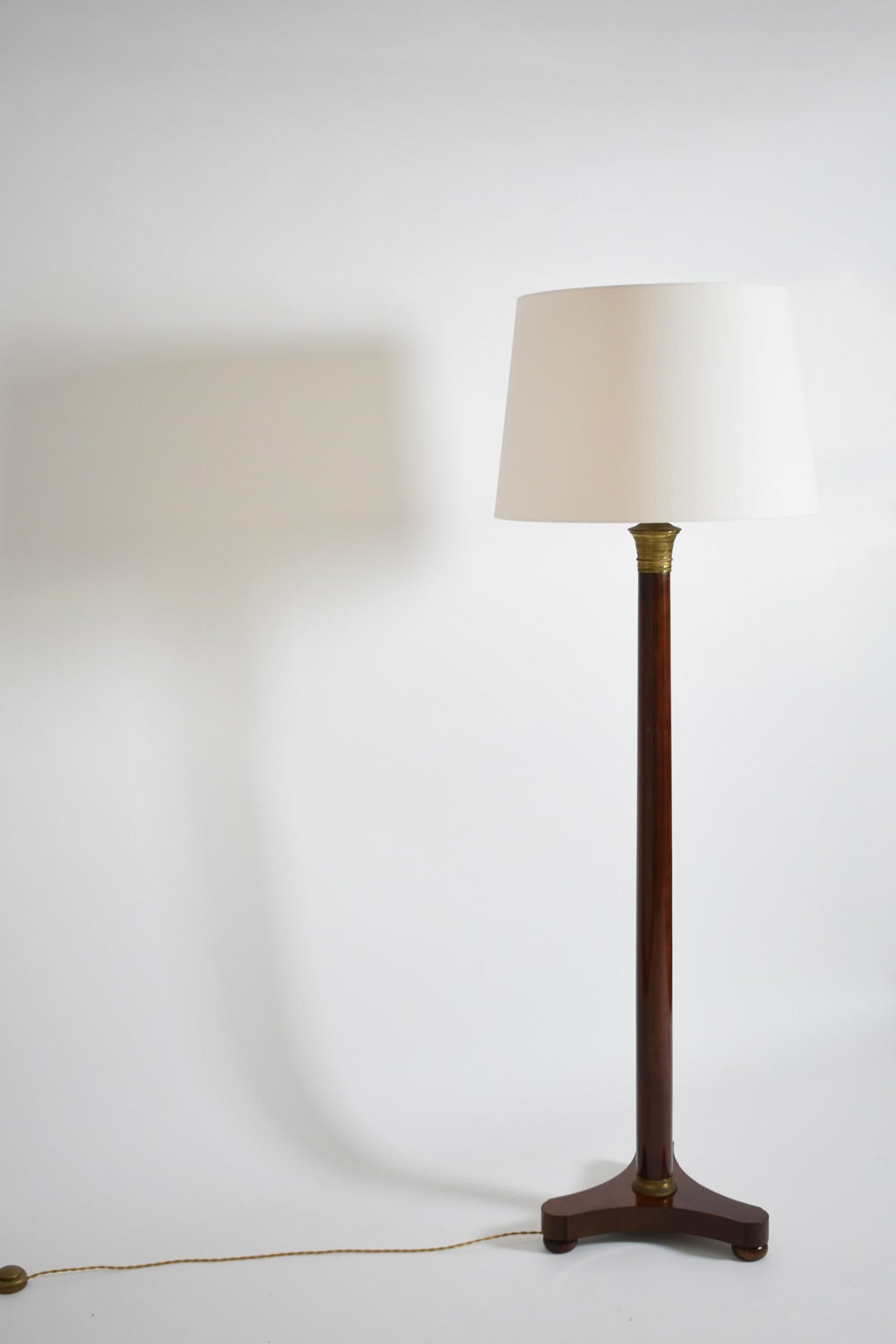 Neoclassical wooden tripod floorlamp, 1960s. — detail view