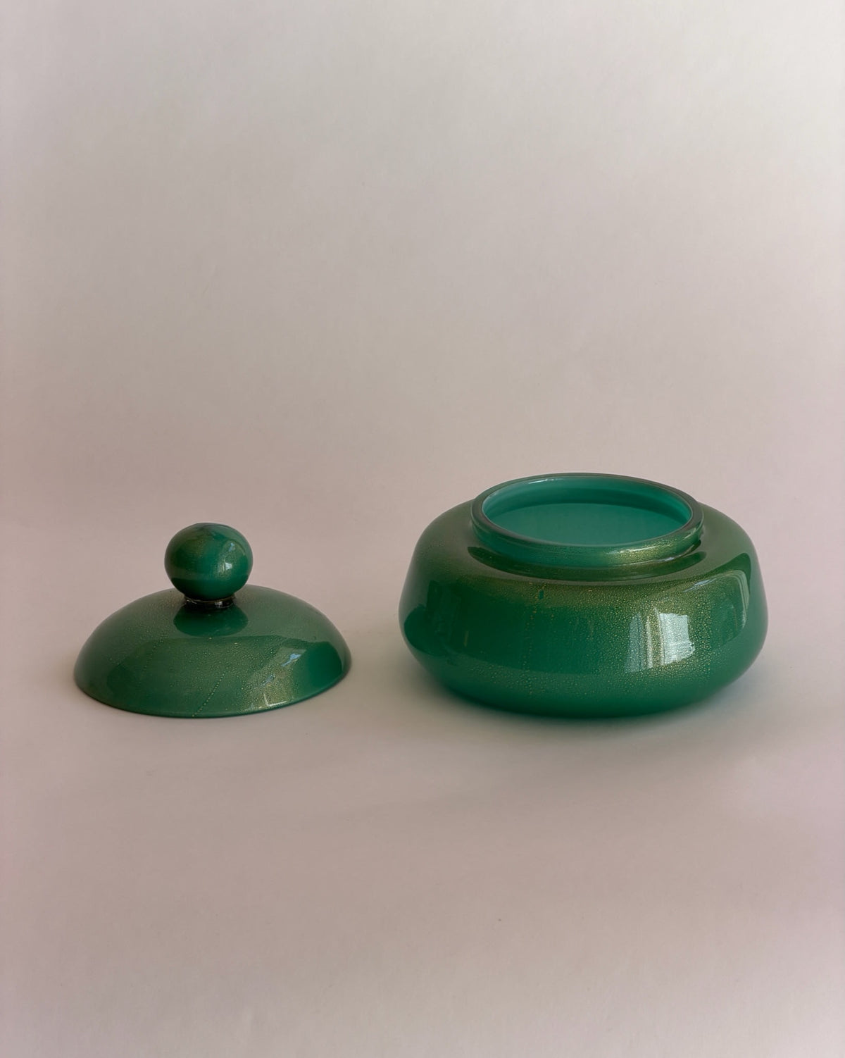 Vintage large green/golden Murano bonbonniere — close-up