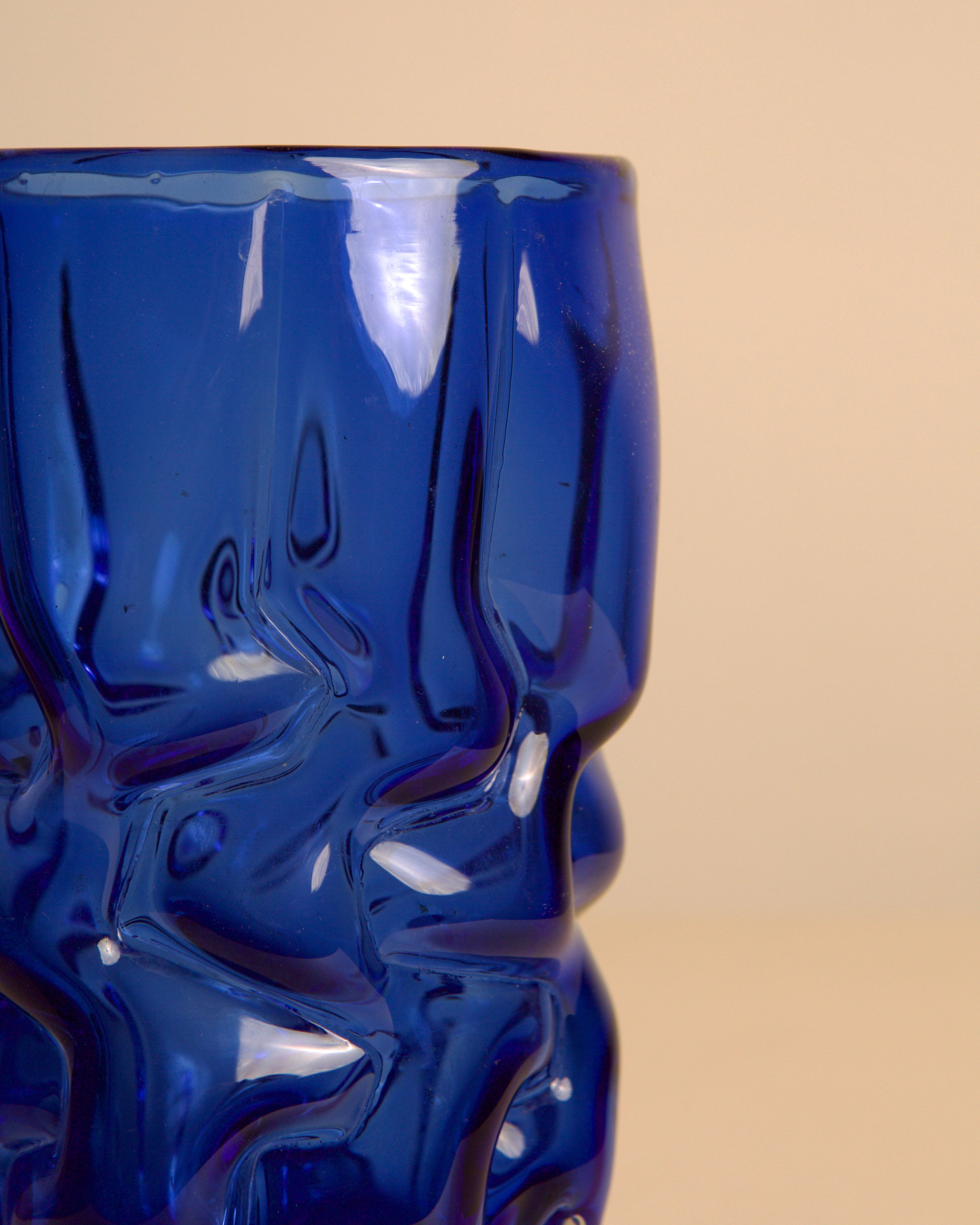 Blue "Organic" Murano glass vase from the 80s — detail view