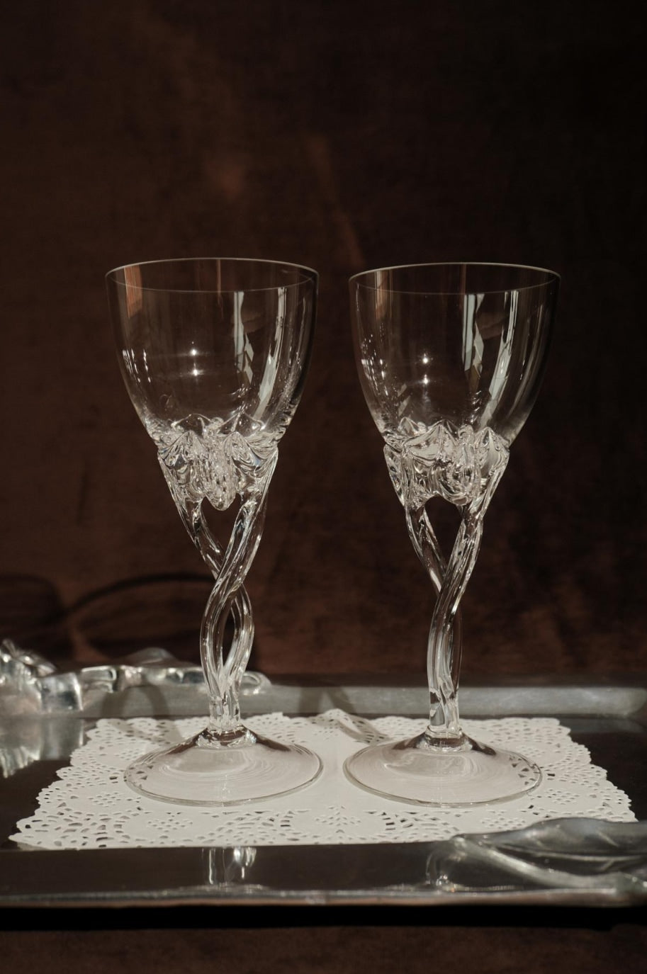 Set of 2 hand-blown wine glasses — close-up