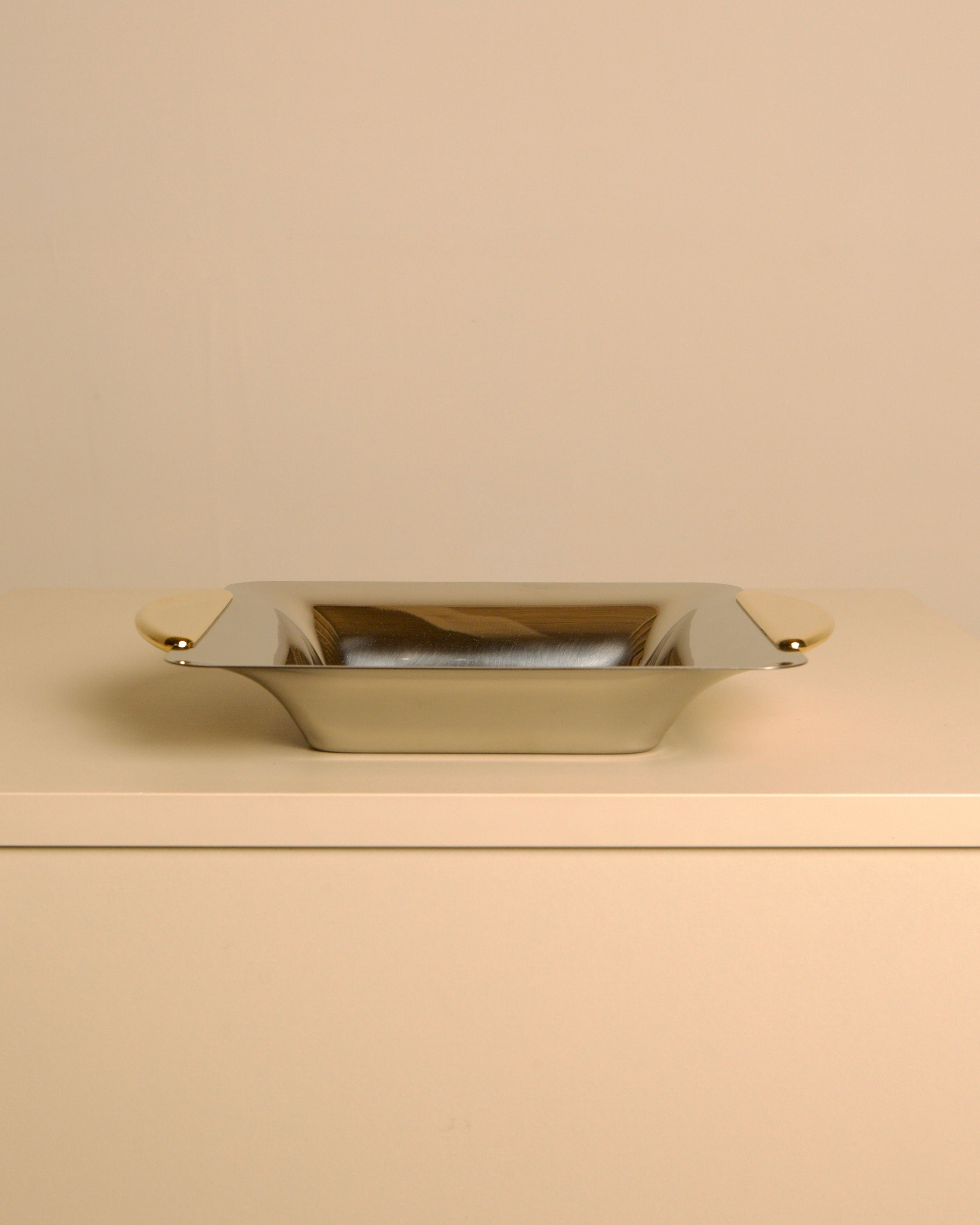 Italian stainless steel trinket tray by Elizabeth Line 80s — detail view