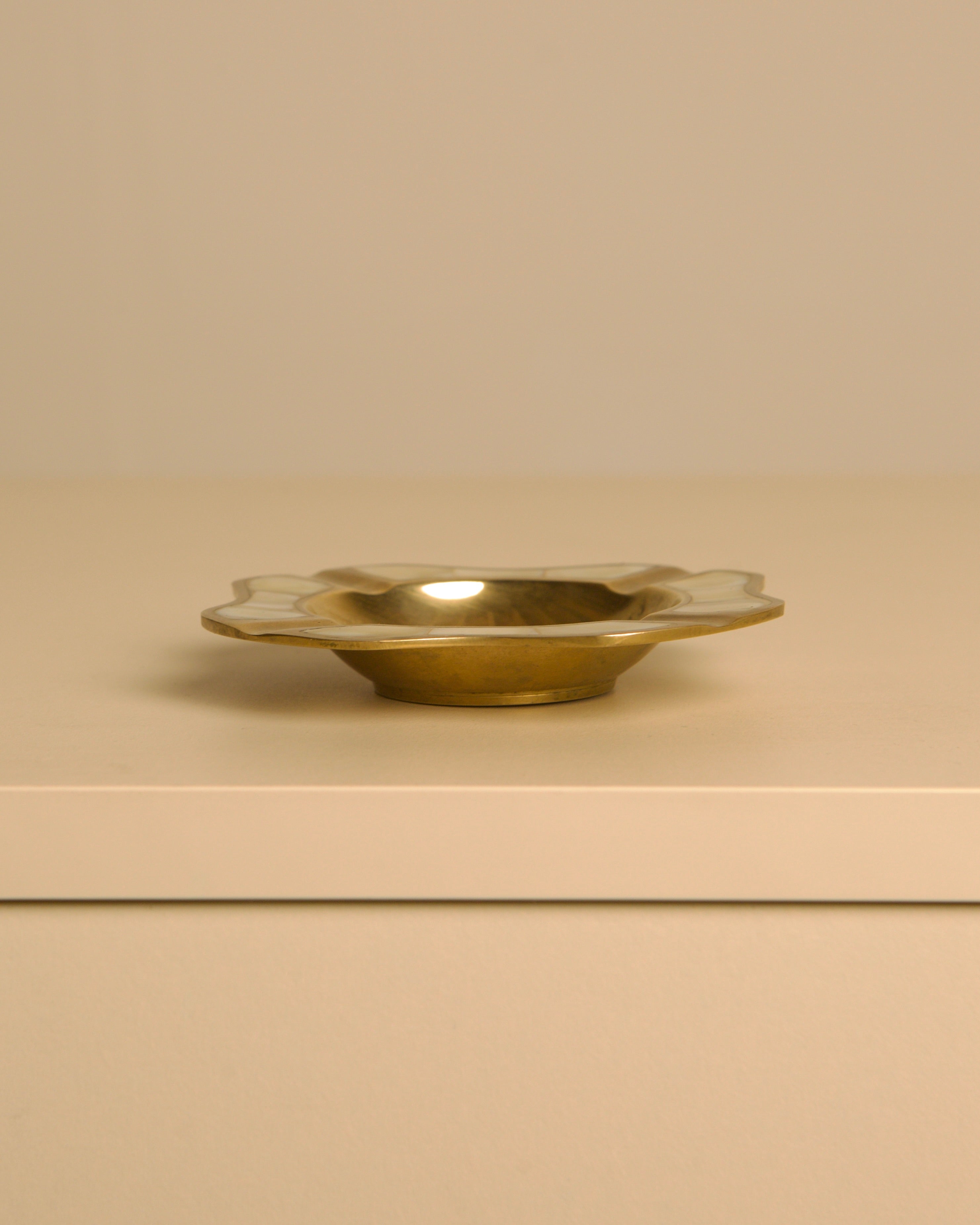 Italian "Art Deco" ashtray in brass and mother-of-pearl, 30s — side angle