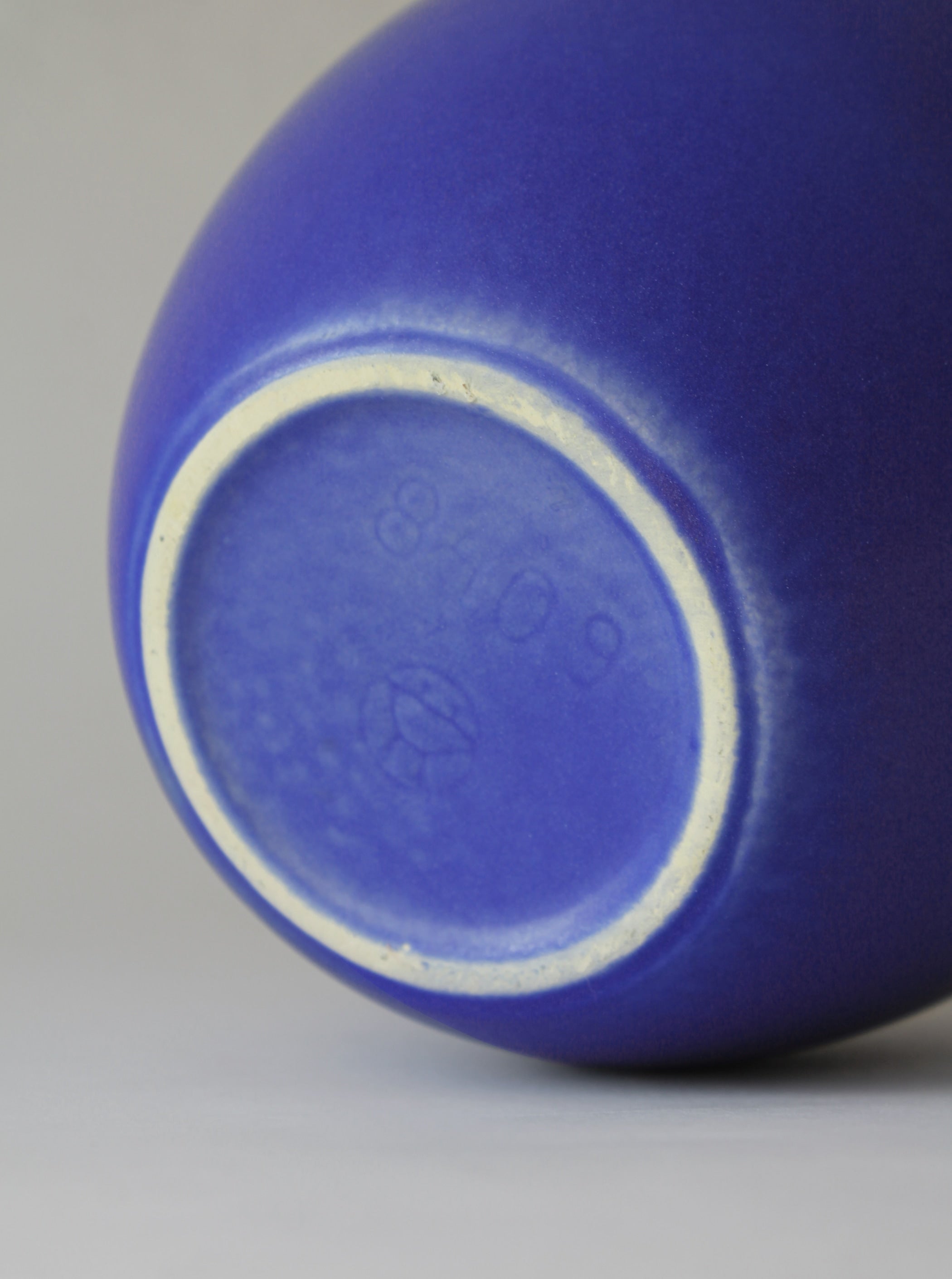 Vase en céramique bleu cobalt mat des années 60 allemand