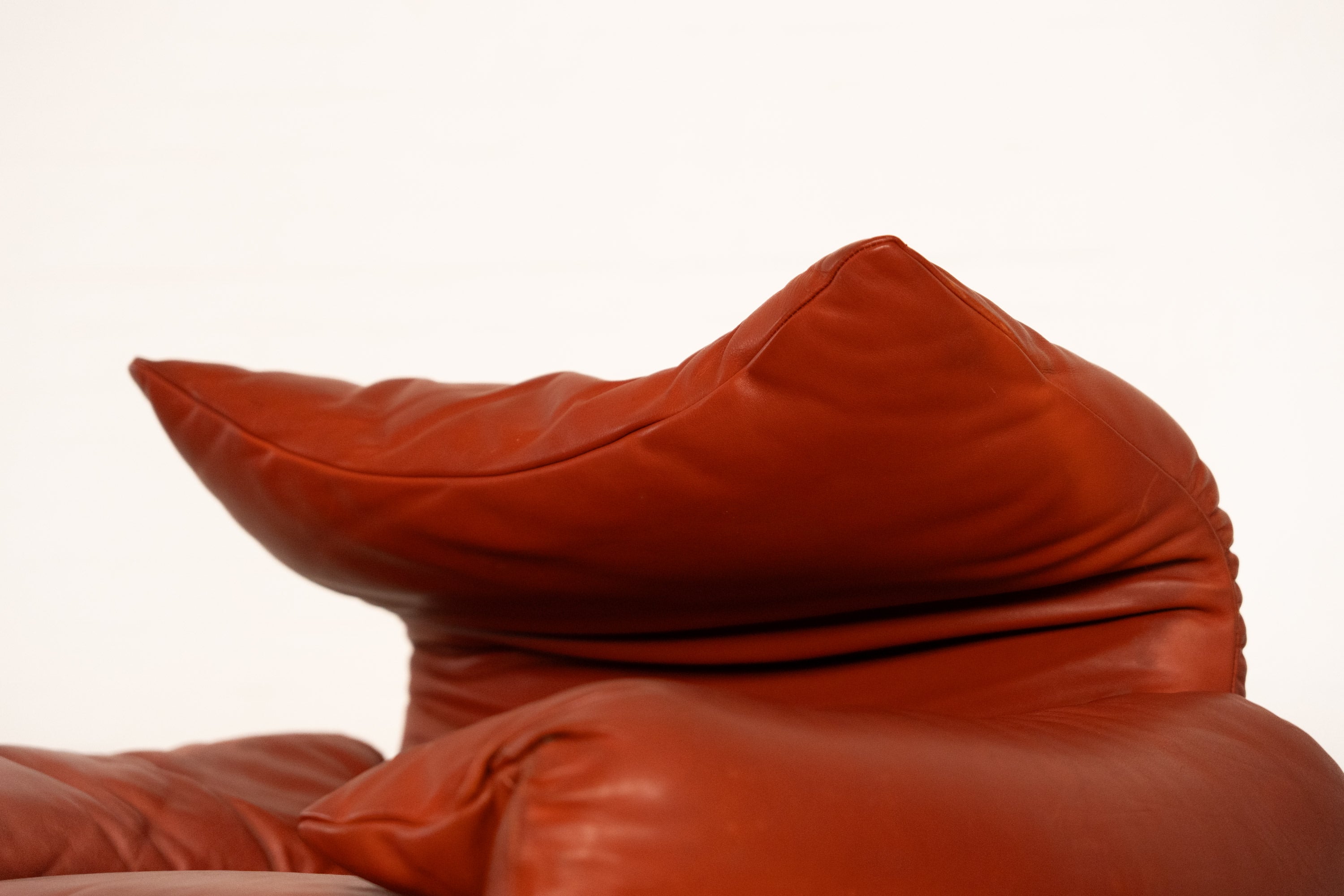 Maralunga Lounge Chair by Vico Magistretti for Cassina — close-up of red leather cushions