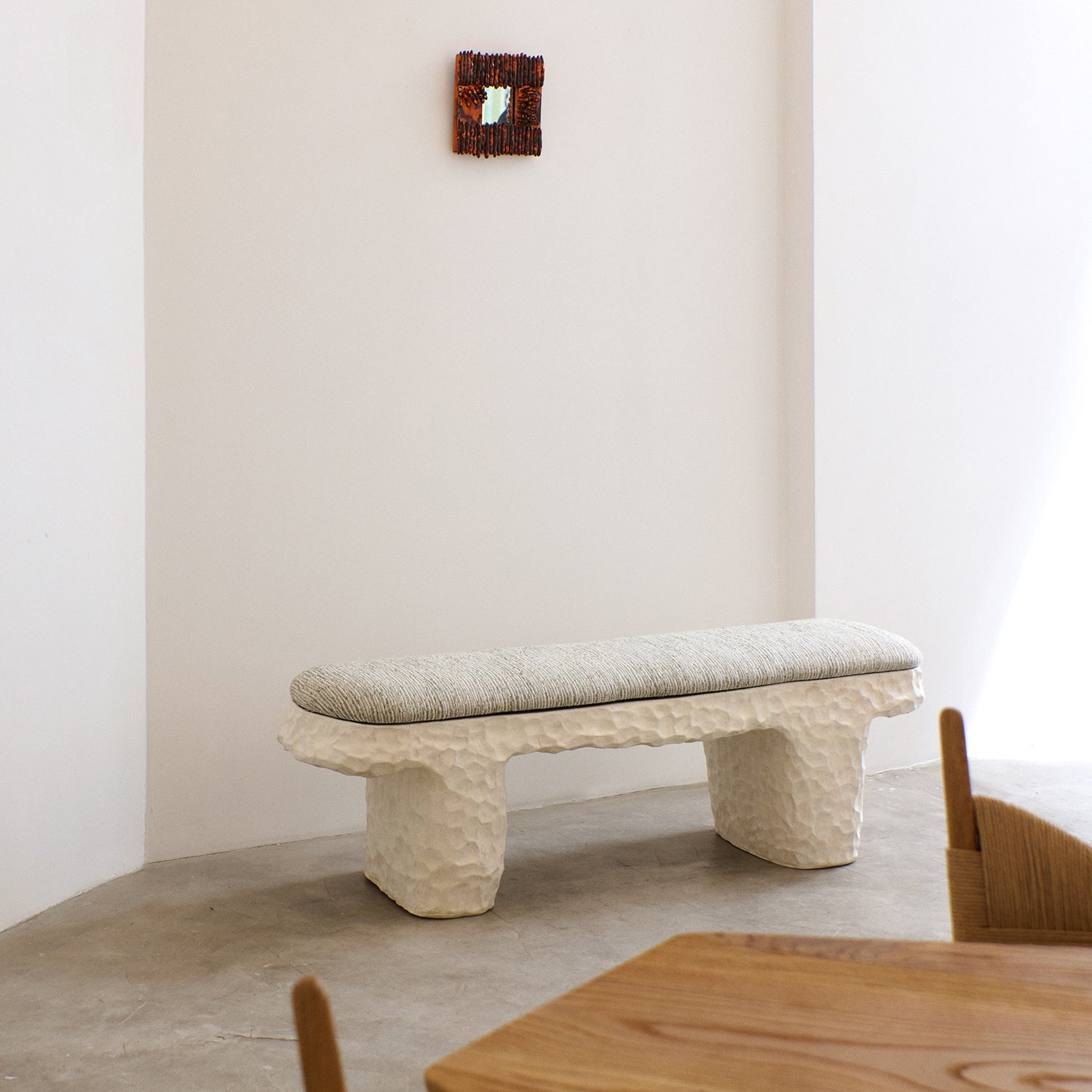 Perícia Ceramic Bench — side angle showing textured ceramic base