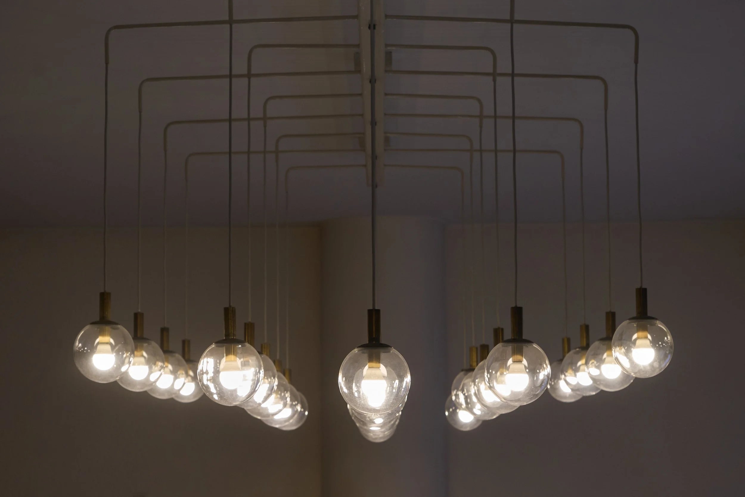 Monumental Mid-Century Chandelier in Glass, Metal and Patinated Brass 1960 — close-up