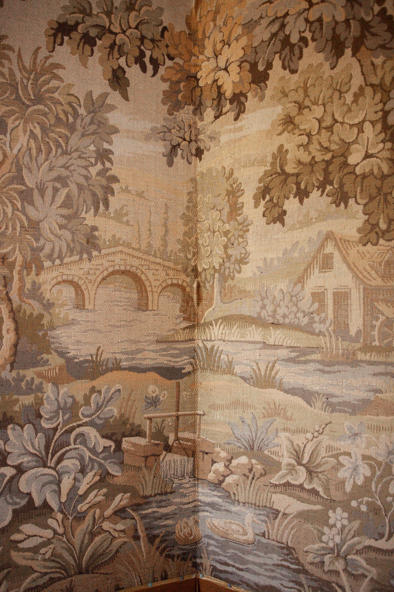 Paravent pliant français à quatre panneaux en tapisserie d'Aubusson représentant des scènes de verdure