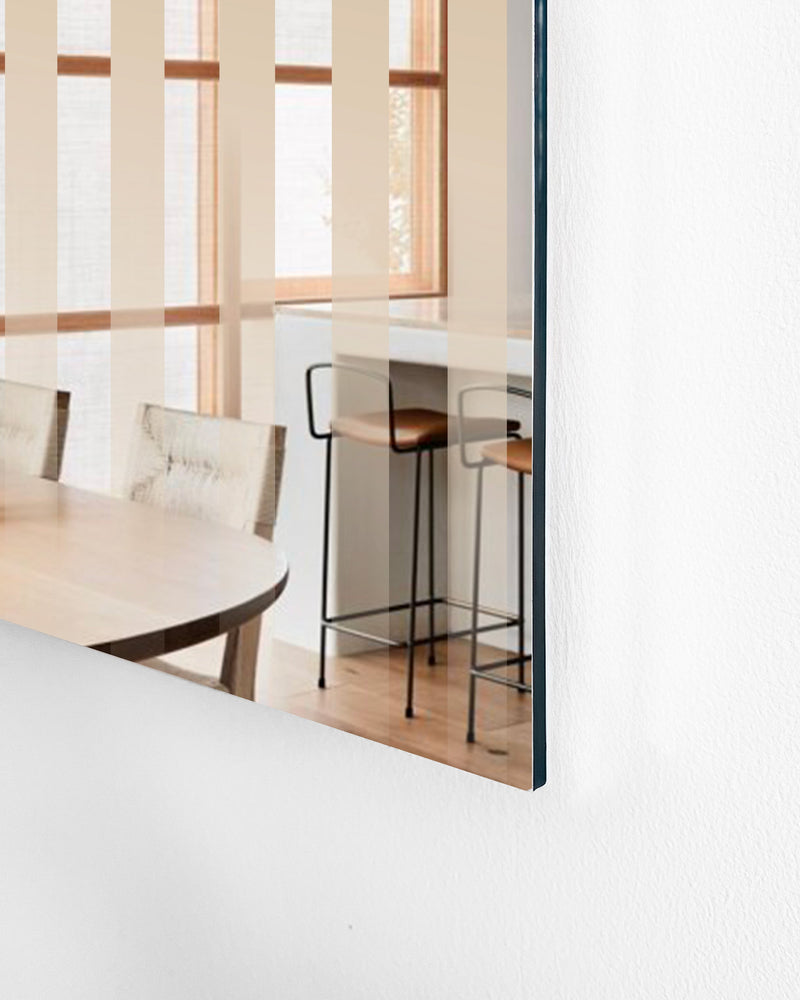 Mirrored Sculpture - OSMOSE BANDE DE 2 N°6 — detail of reflective surface in modern dining setting