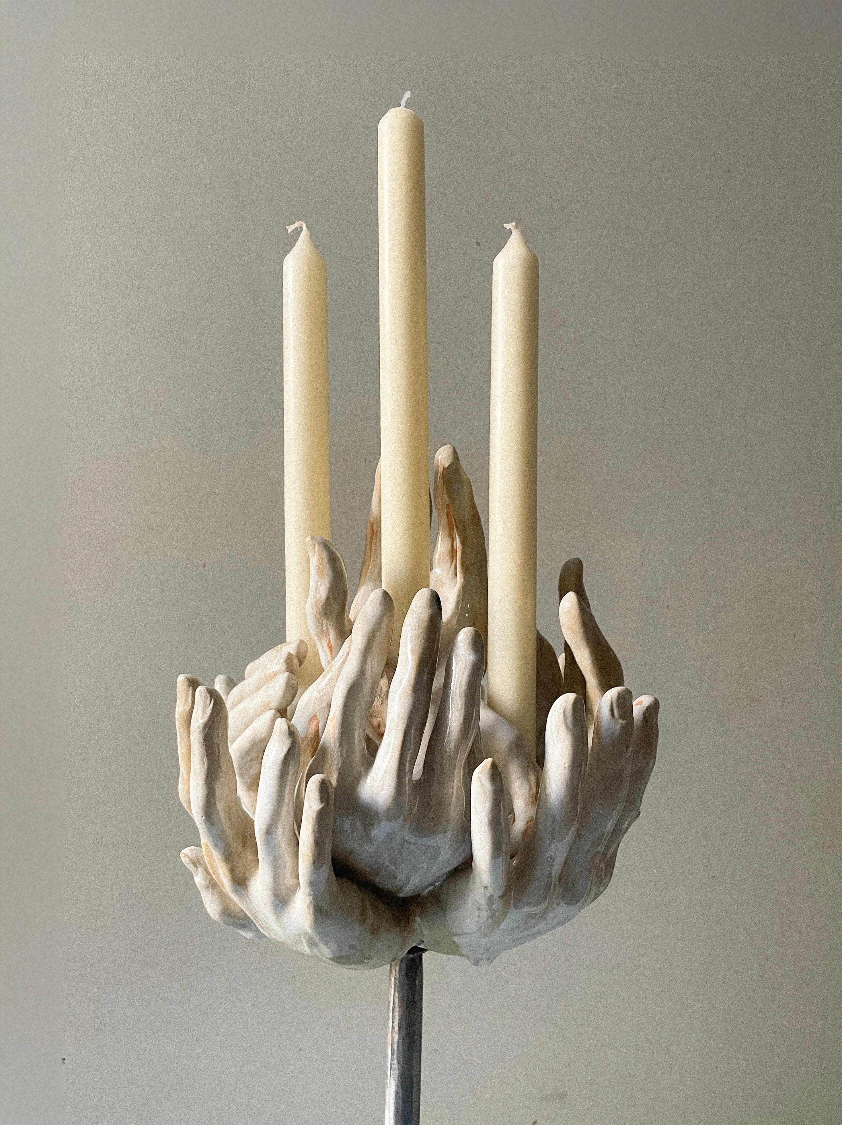 Eight-hands standing candle holder in ceramic n°66 by DELPHINE MIQUEL | The Oblist