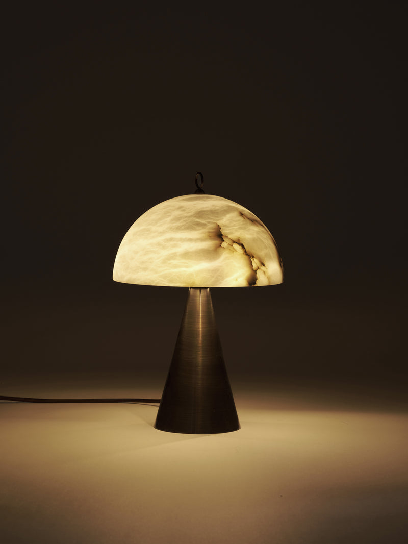 FUNGHETTO table lamp in alabaster and brushed bronze — detail view