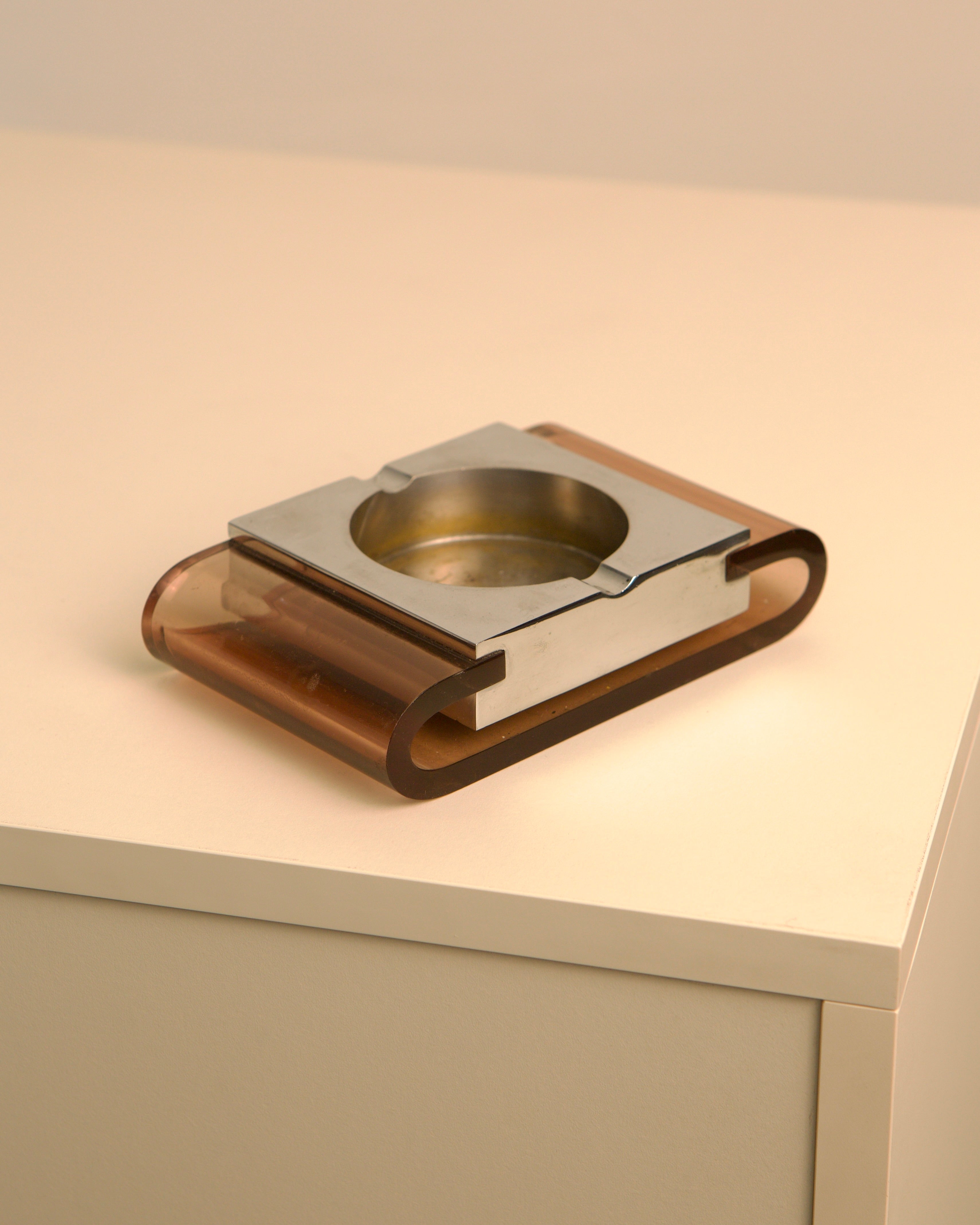 Cendrier en Plexiglas et Métal des Années 70