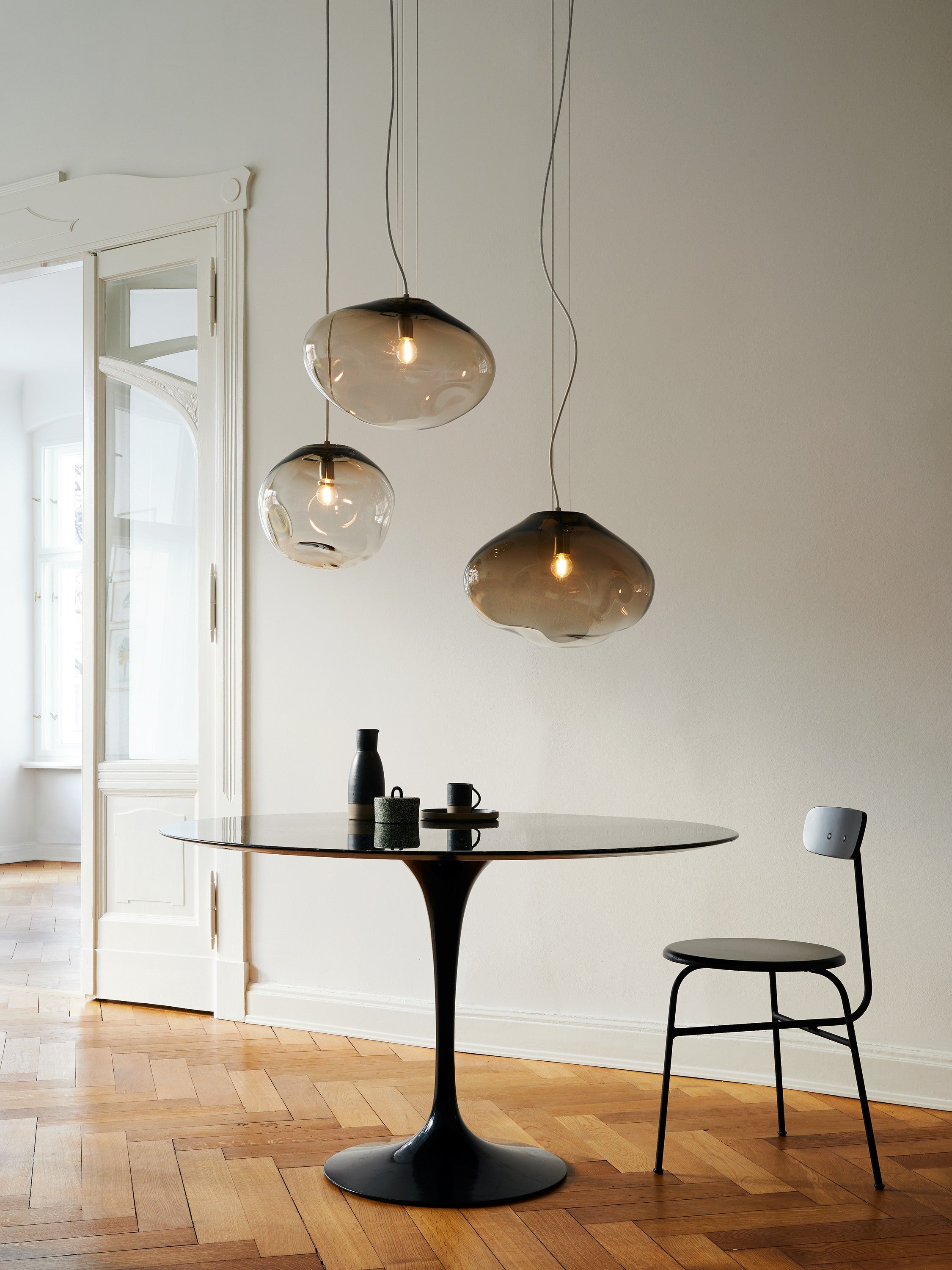 HAUMEA AMORPH pendant - size M (L: 32cm), L (L: 40cm), XL (L: 47cm) — side view in modern dining setting