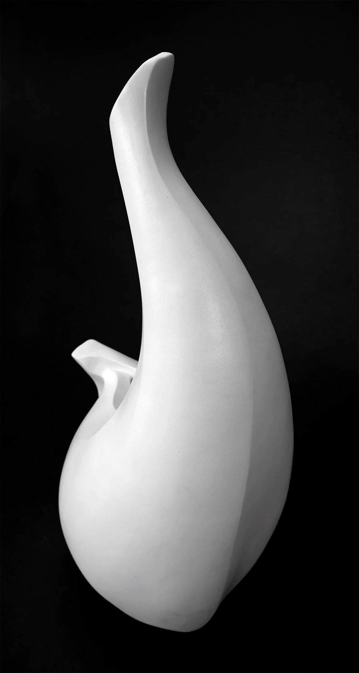 Shiro III - Modern Sculpture in Porcelain Clay — close-up