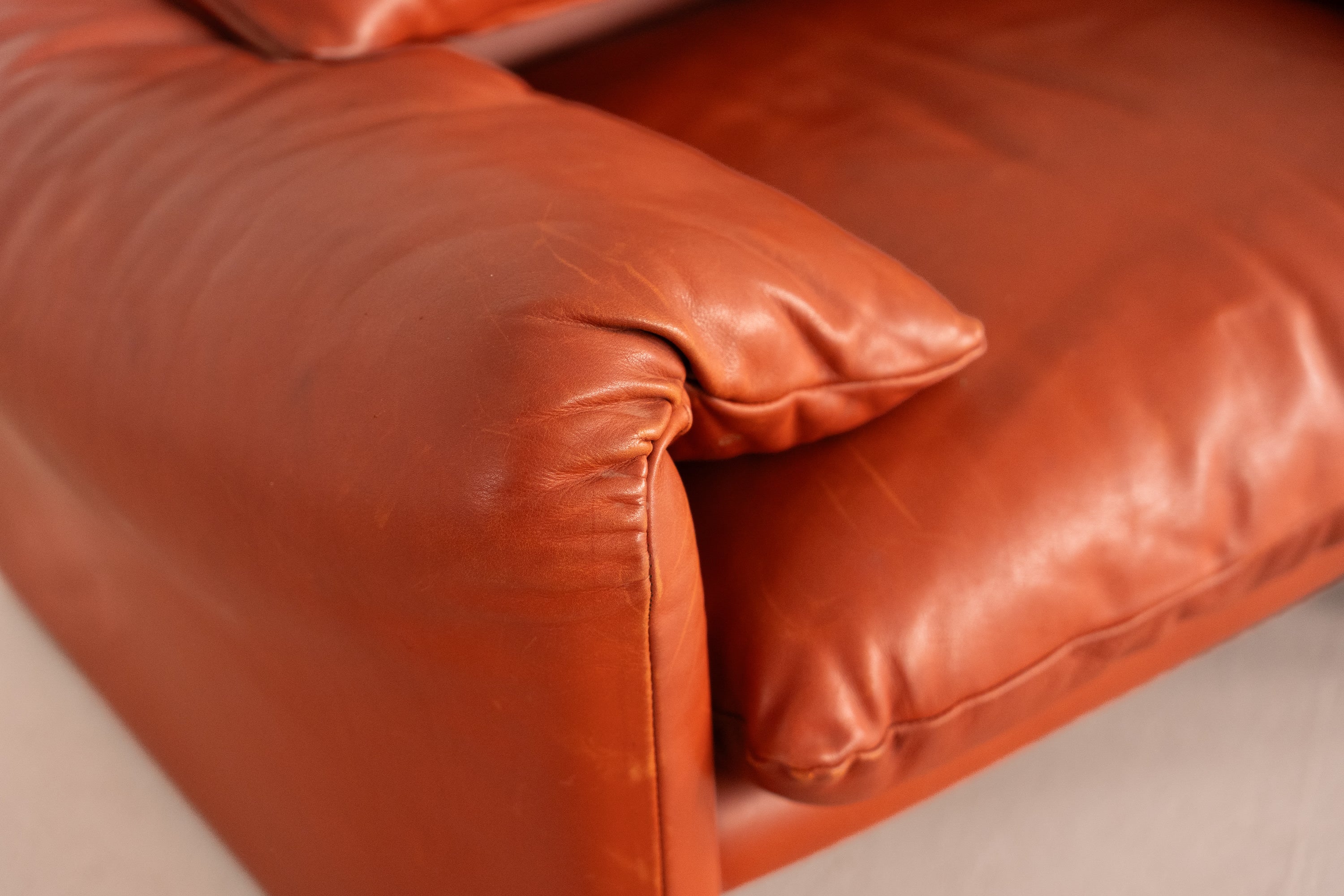 Maralunga Lounge Chair by Vico Magistretti for Cassina — close-up of orange leather upholstery