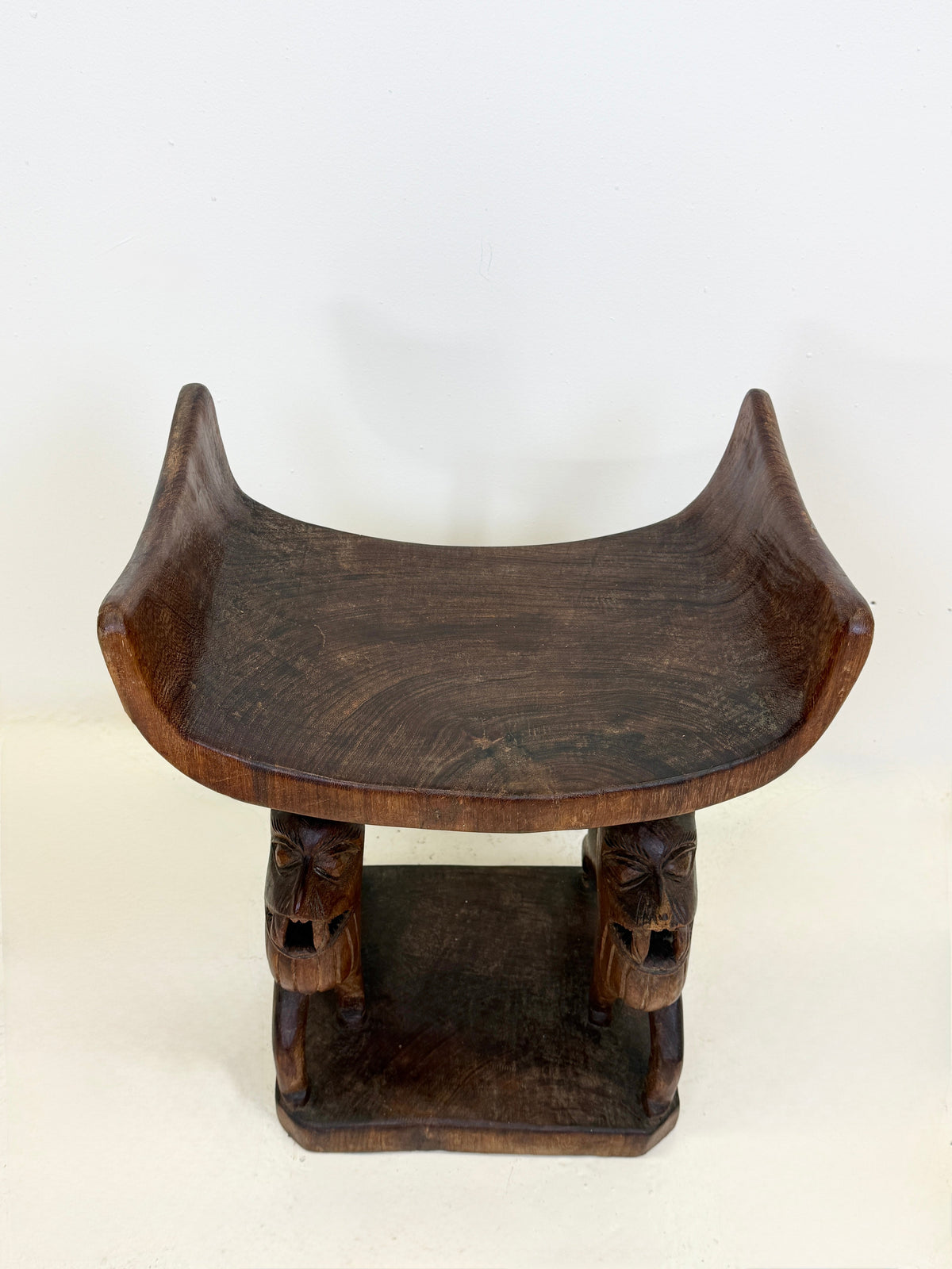 Fon Royal Throne in Carved Wood – Benin, 20th Century — view 10