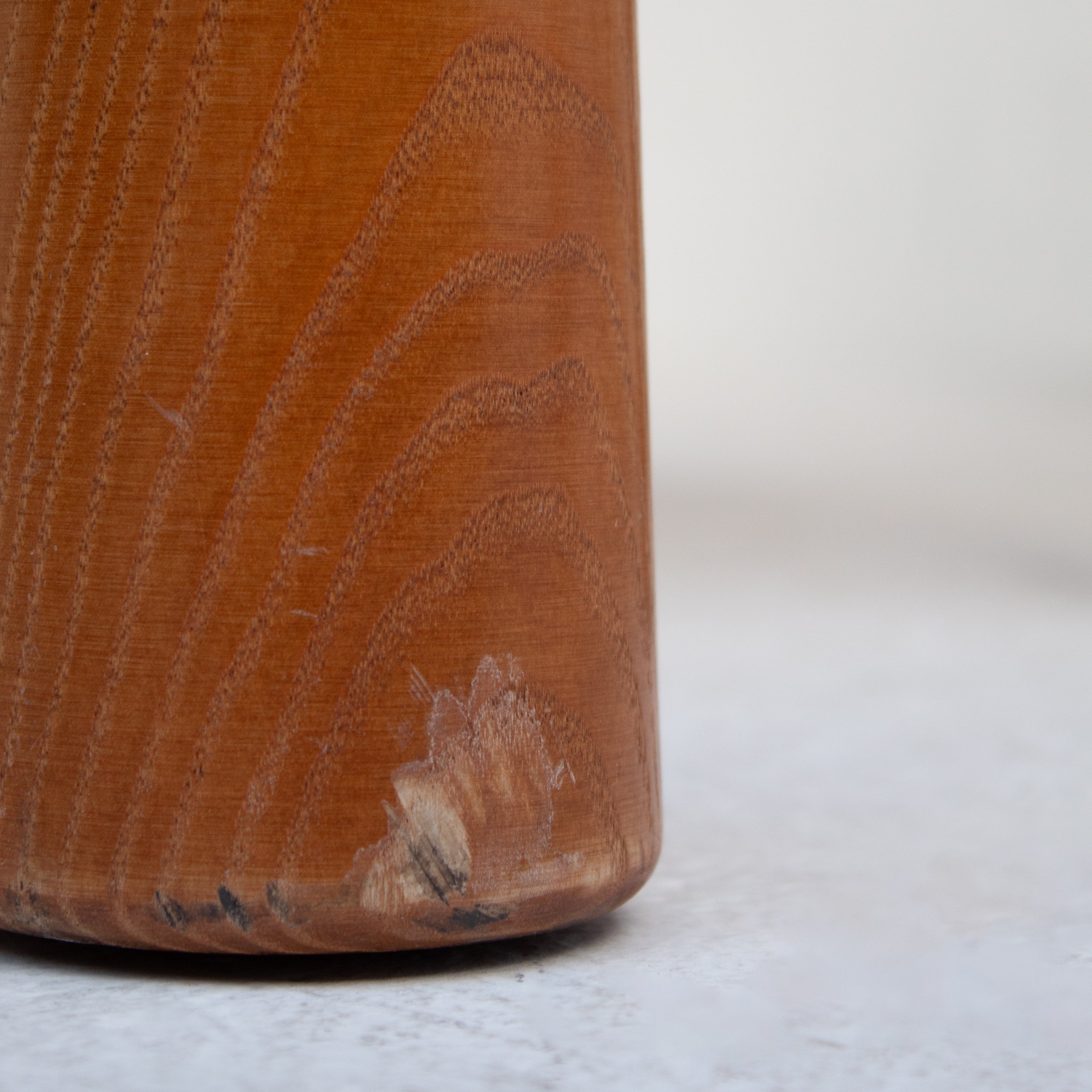 Set of 6 “Toscanolla” Dining Chairs by Alessandro Becchi for Giovannetti — close-up of wooden leg detail