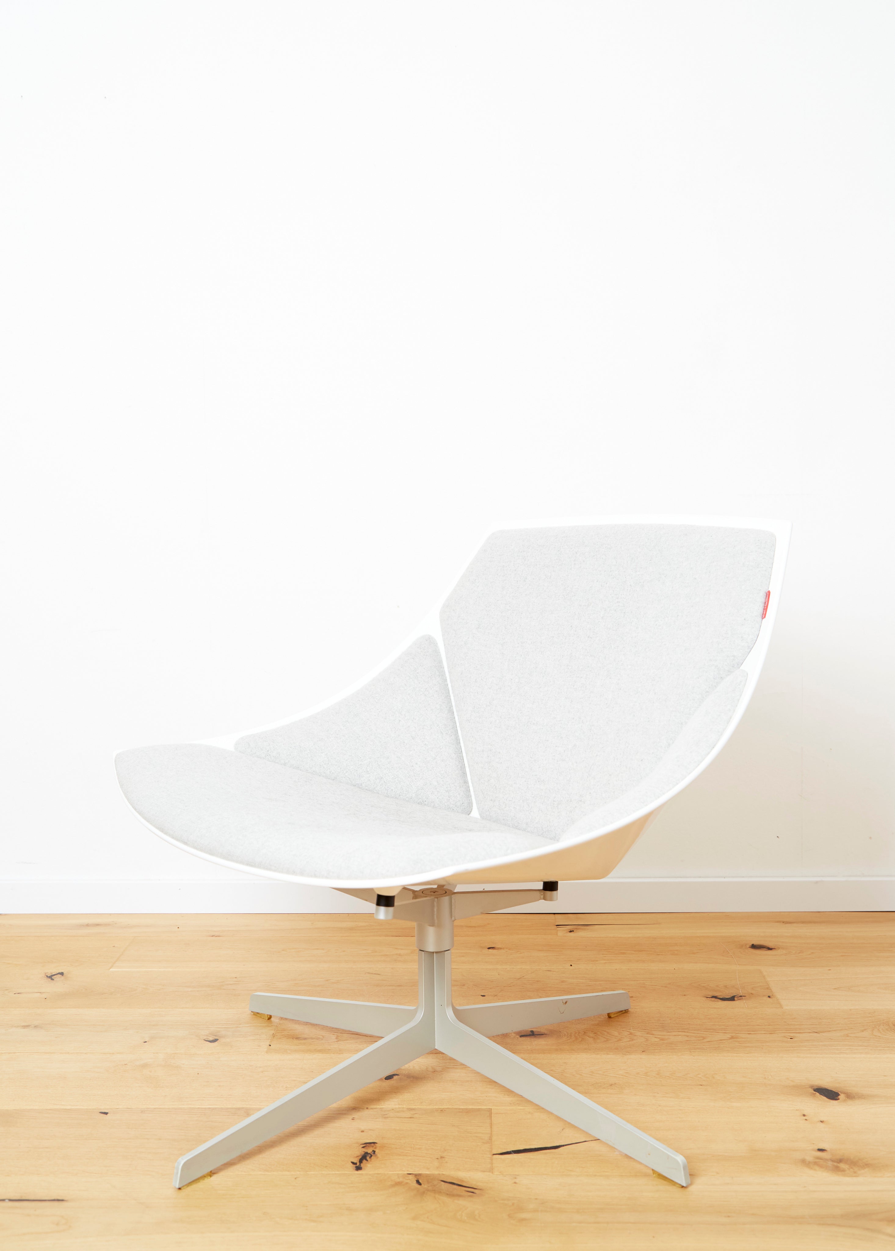Jehs+Laub JL11 Space Lounge Chair for Fritz Hansen — side profile showing light gray fabric seat