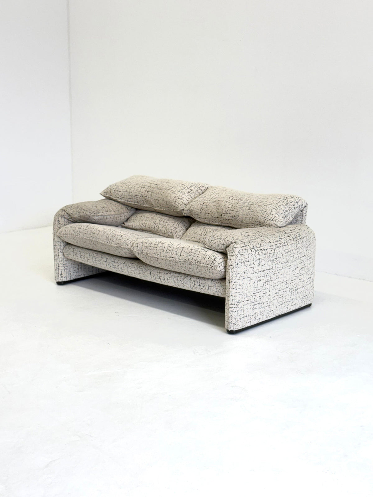 Cassina Maralunga 2-seater sofa by Vico Magistretti off-white with subtle pattern — alternate view